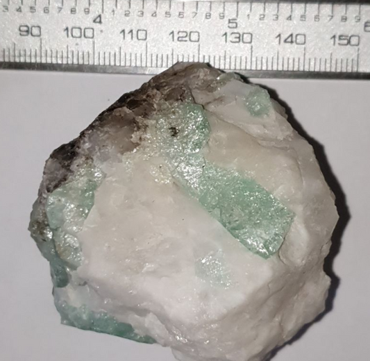 Gros spécimen d'émeraude de Chitral sur matrice de 616.75 carats