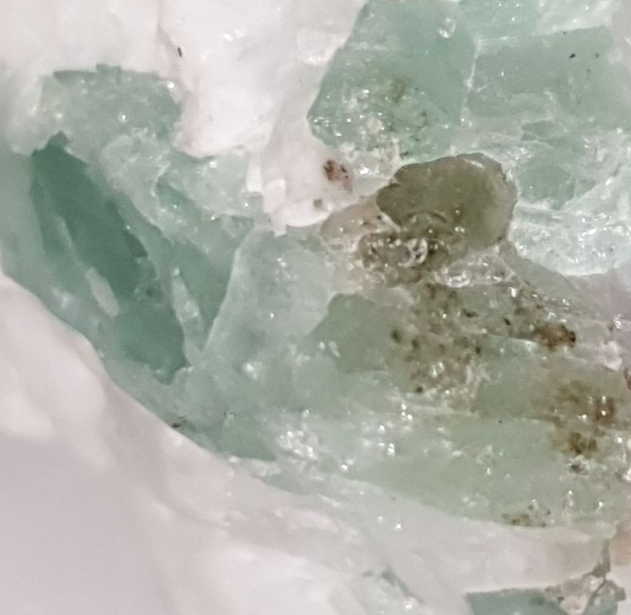 Gros spécimen d'émeraude de Chitral sur matrice de 616.75 carats