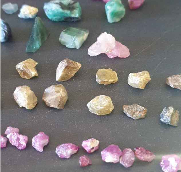 Lot Saphir, émeraudes, Rubis, Grenat Démantoide, Tourmaline Sphenes titanite, Diopside, aigue-marine