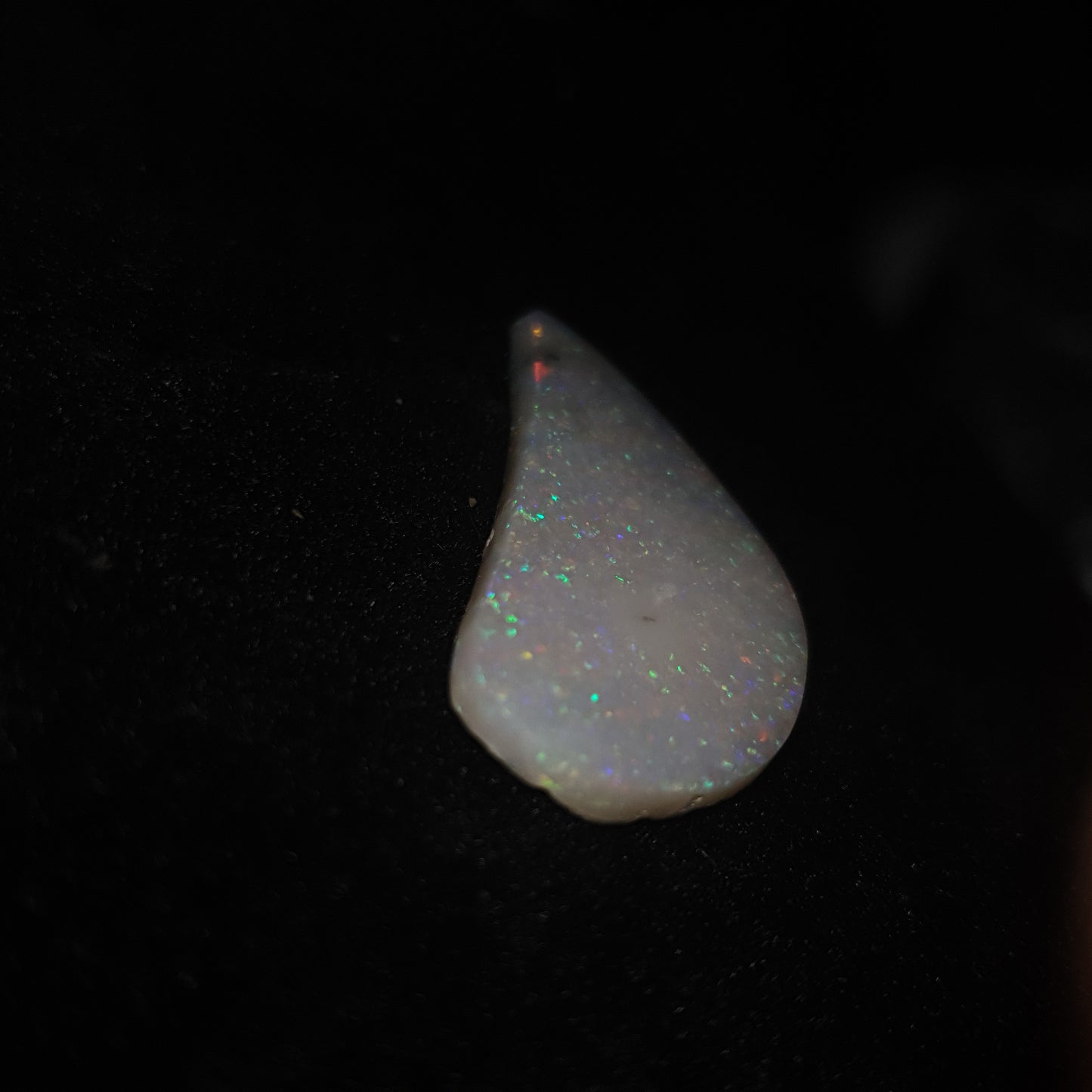 Opale noire de mintabie motif pinfire 8.05 carats grande dimension