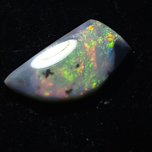 Opale noire de mintabie de 6.45 carats grande dimension