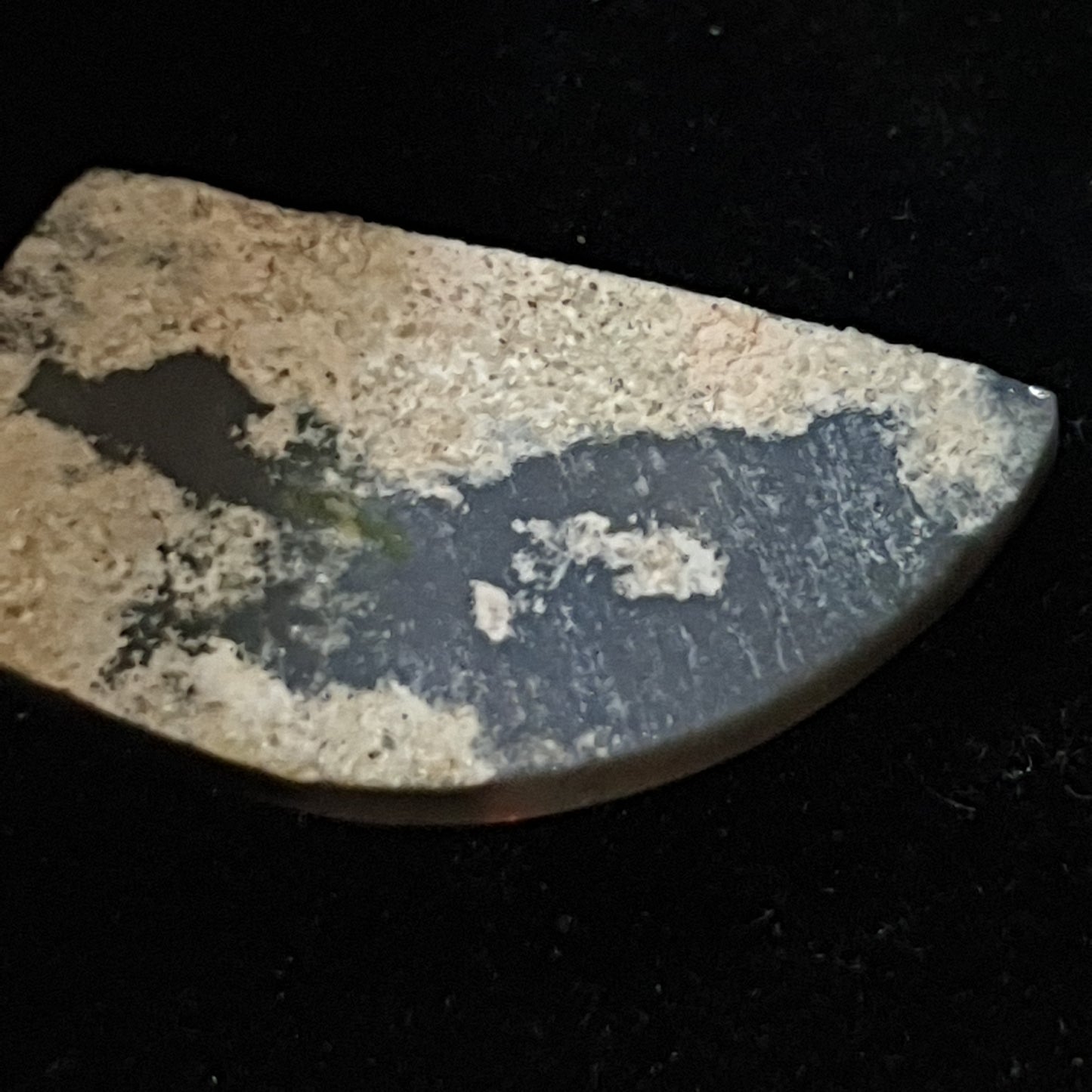 Opale noire de mintabie de 6.45 carats grande dimension