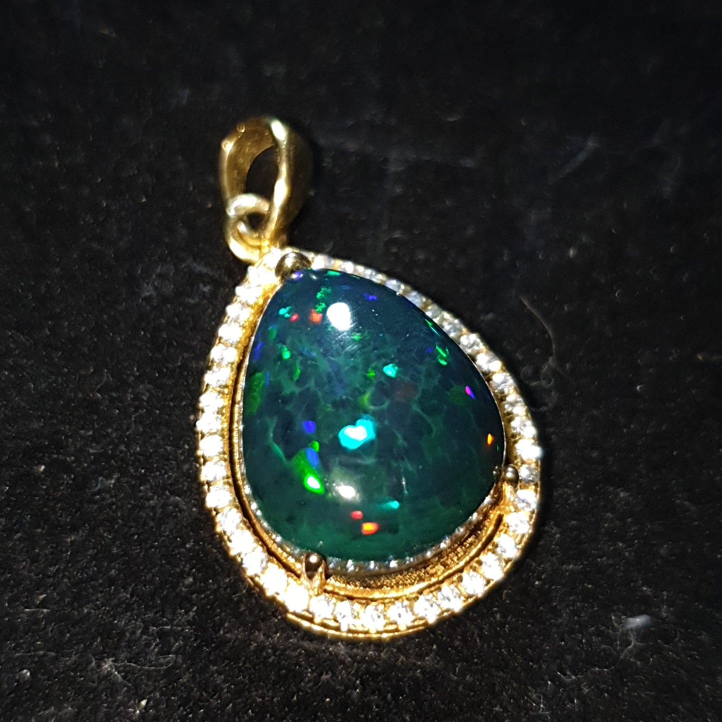 Pendentif en argent S925 doré á l'or jaune 14k une opale welo noire nid d abeilles de 6.05 carats