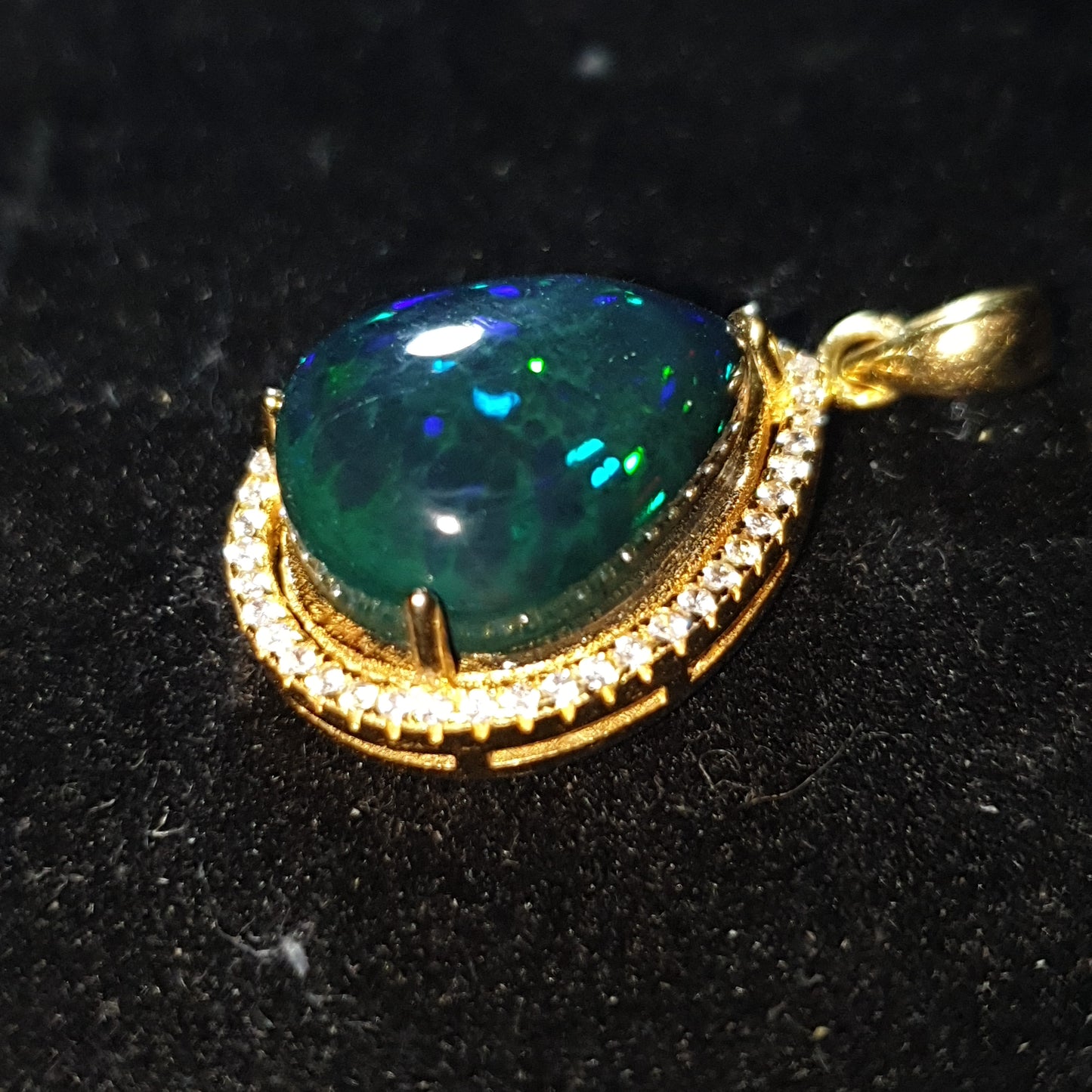 Pendentif en argent S925 doré á l'or jaune 14k une opale welo noire nid d abeilles de 6.05 carats