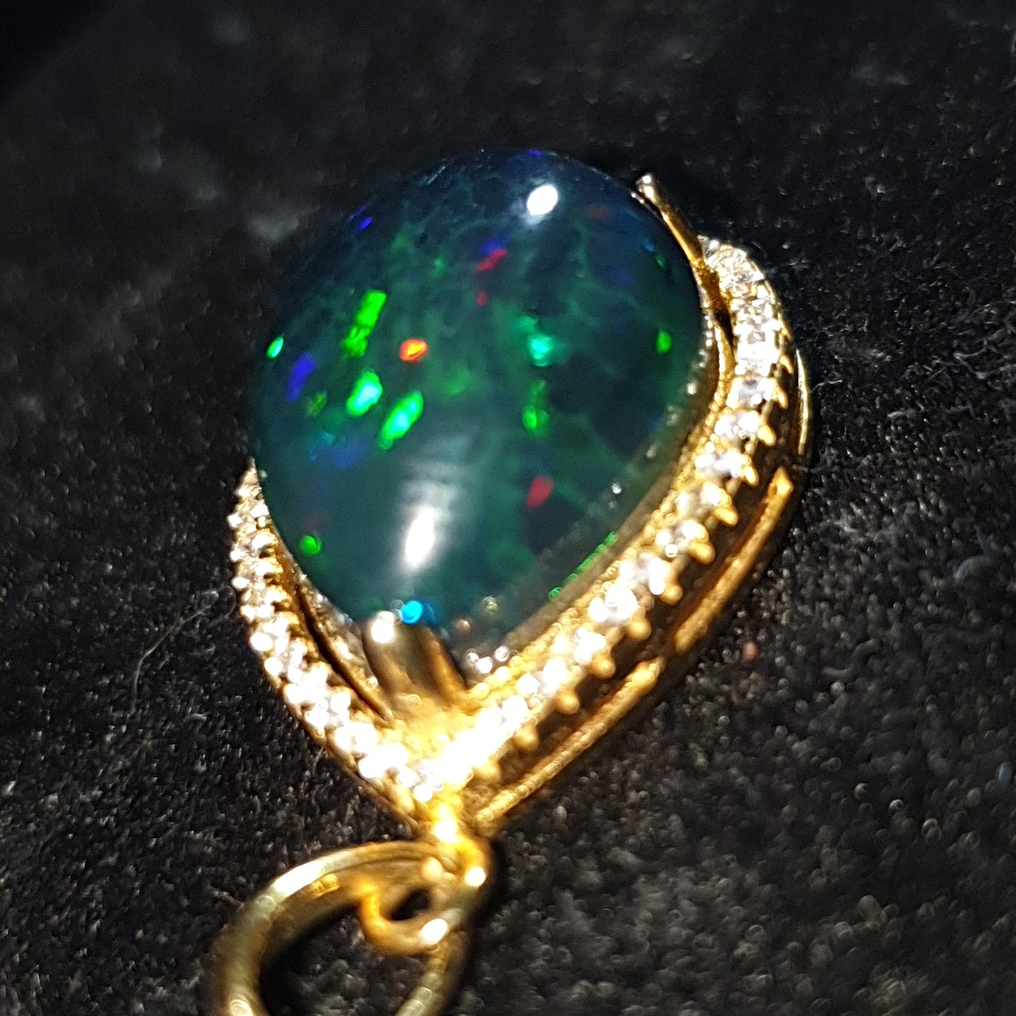 Pendentif en argent S925 doré á l'or jaune 14k une opale welo noire nid d abeilles de 6.05 carats