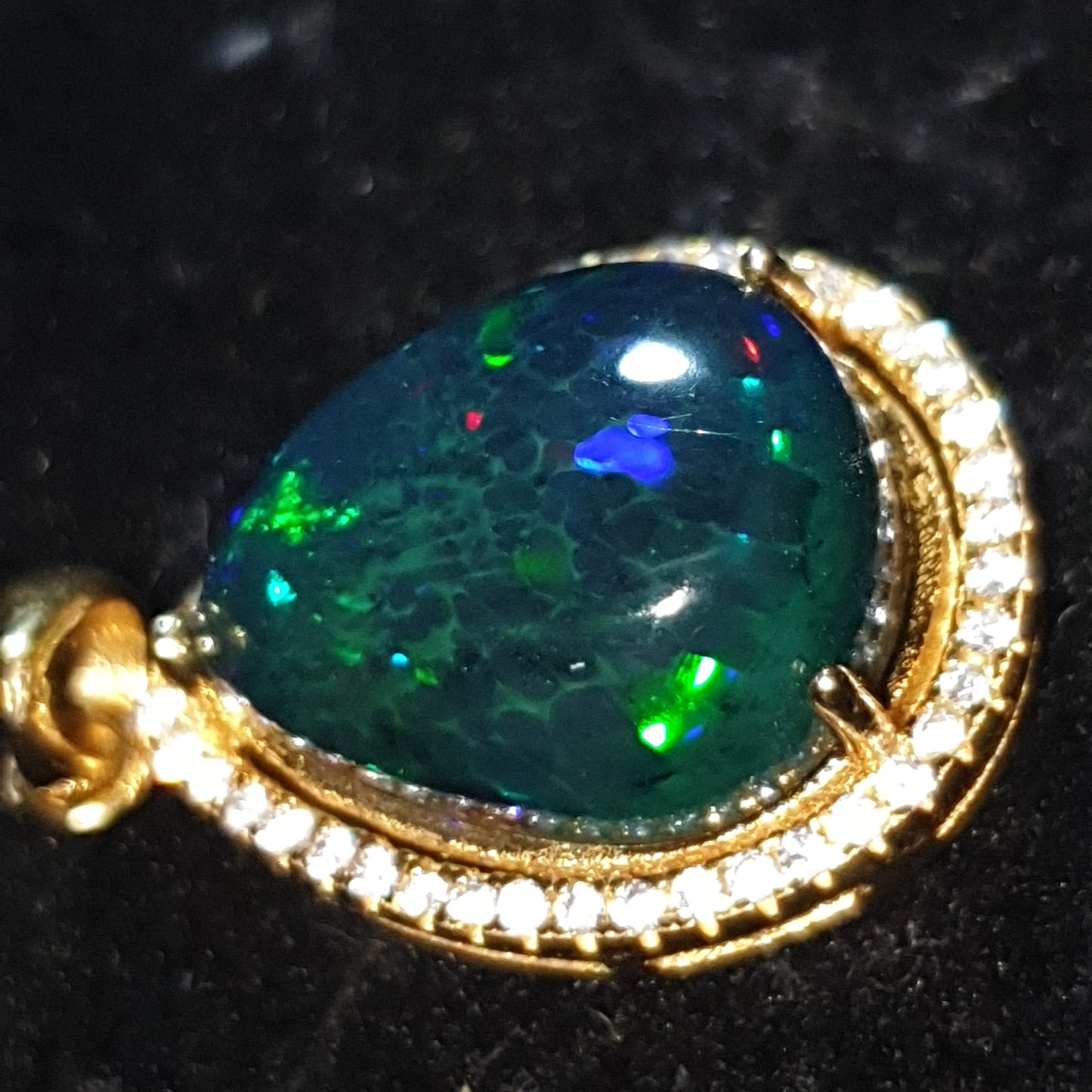 Pendentif en argent S925 doré á l'or jaune 14k une opale welo noire nid d abeilles de 6.05 carats