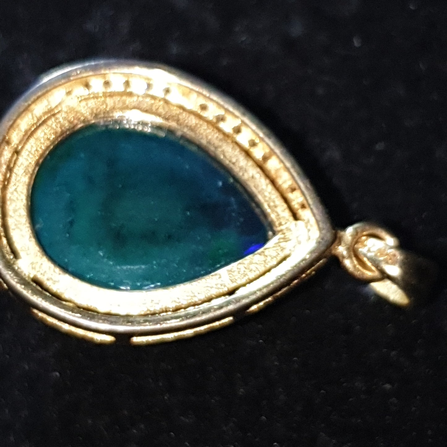 Pendentif en argent S925 doré á l'or jaune 14k une opale welo noire nid d abeilles de 6.05 carats