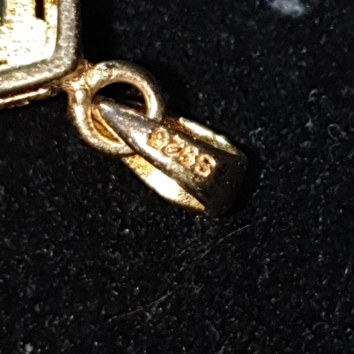 Pendentif en argent S925 doré á l'or jaune 14k une opale welo noire nid d abeilles de 6.05 carats