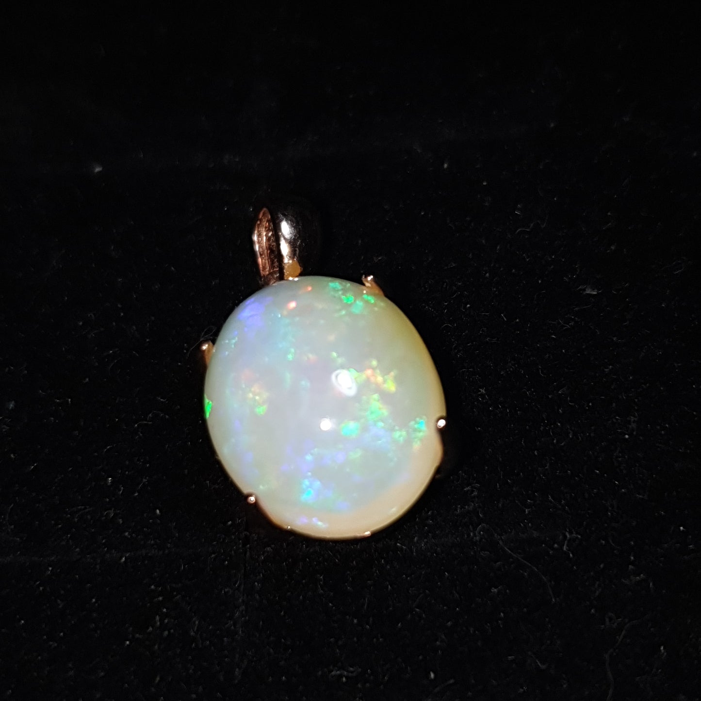 Un pendentif en argent s925 doré or rose 14k et opale cristal welo non traitée de 5.30 carats