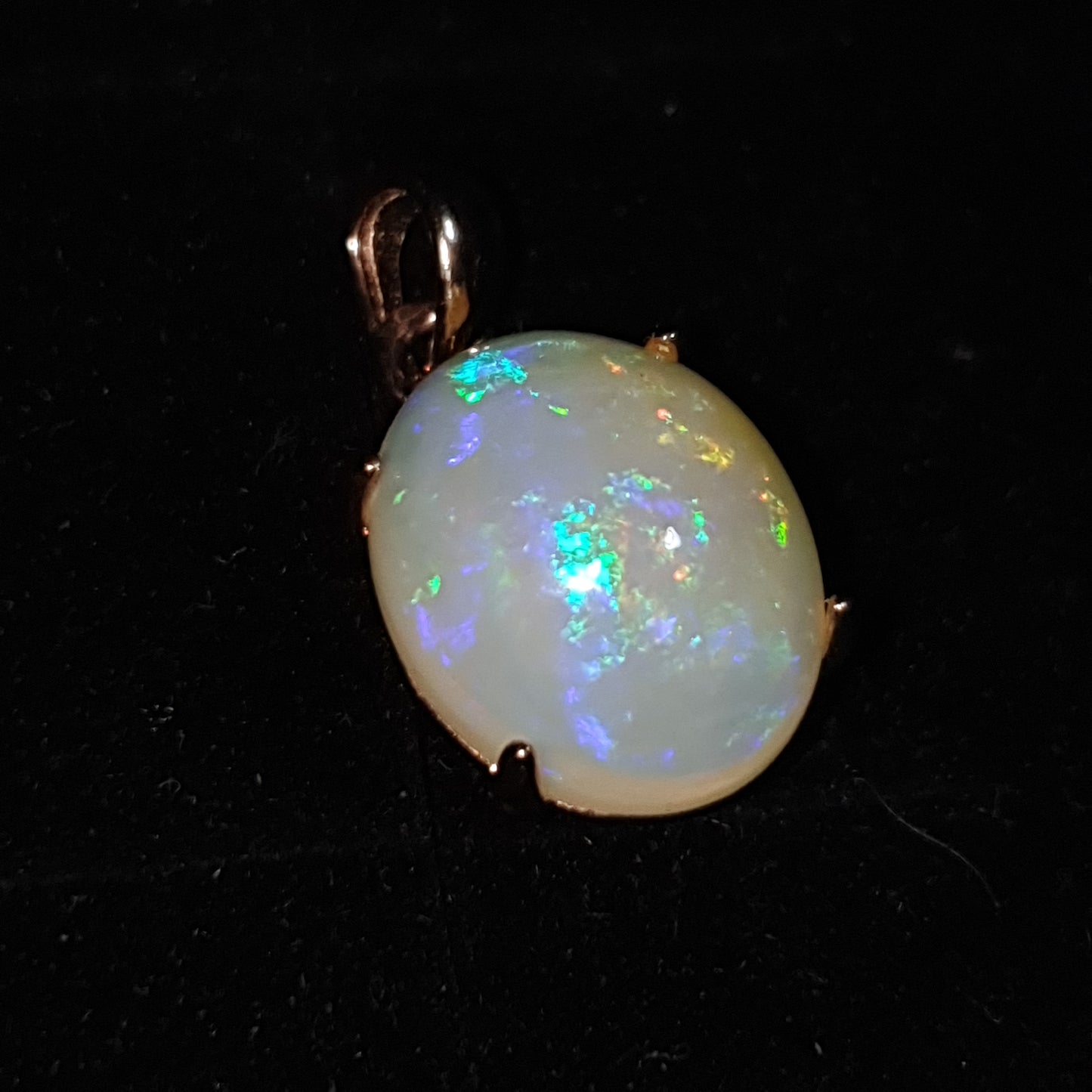 Un pendentif en argent s925 doré or rose 14k et opale cristal welo non traitée de 5.30 carats