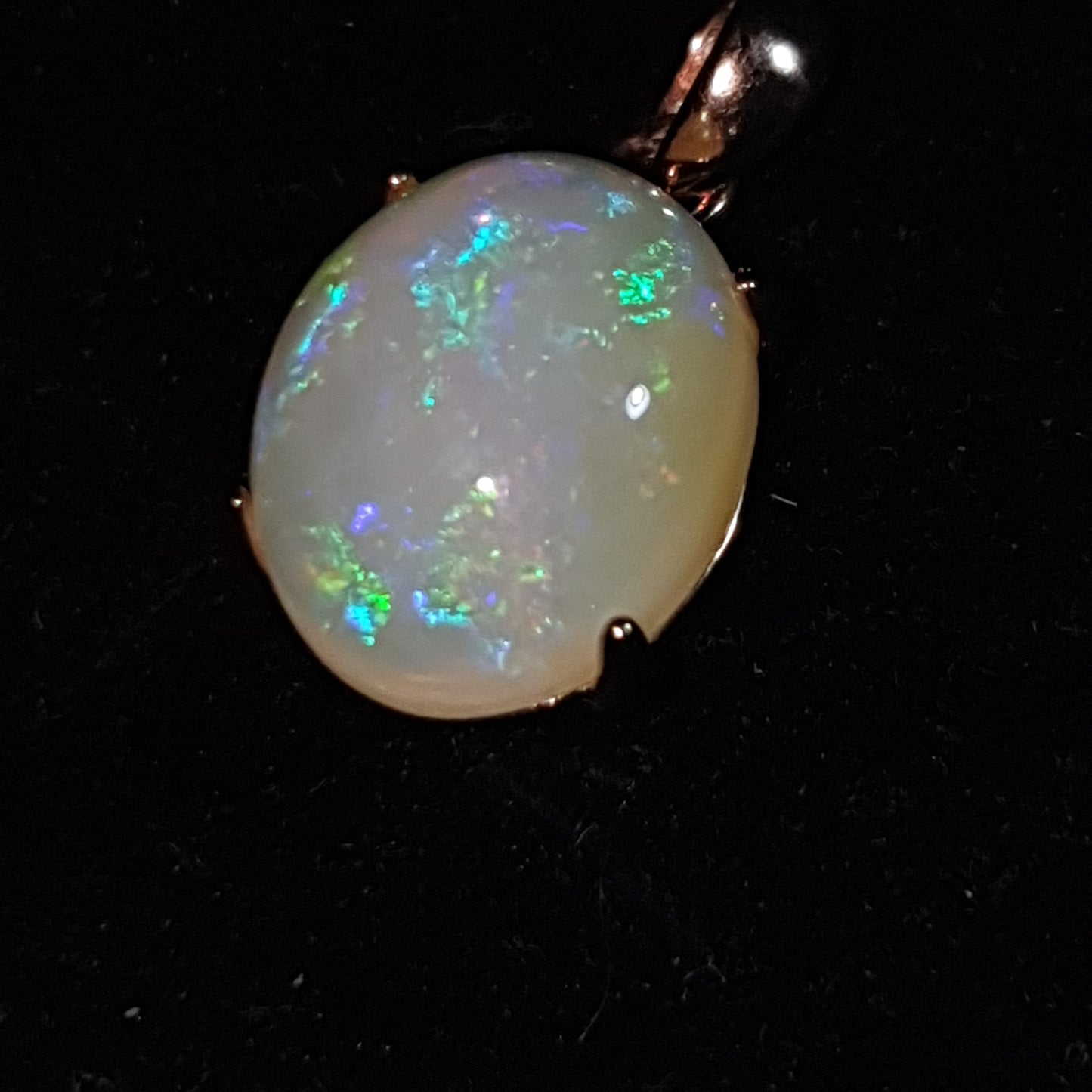 Un pendentif en argent s925 doré or rose 14k et opale cristal welo non traitée de 5.30 carats