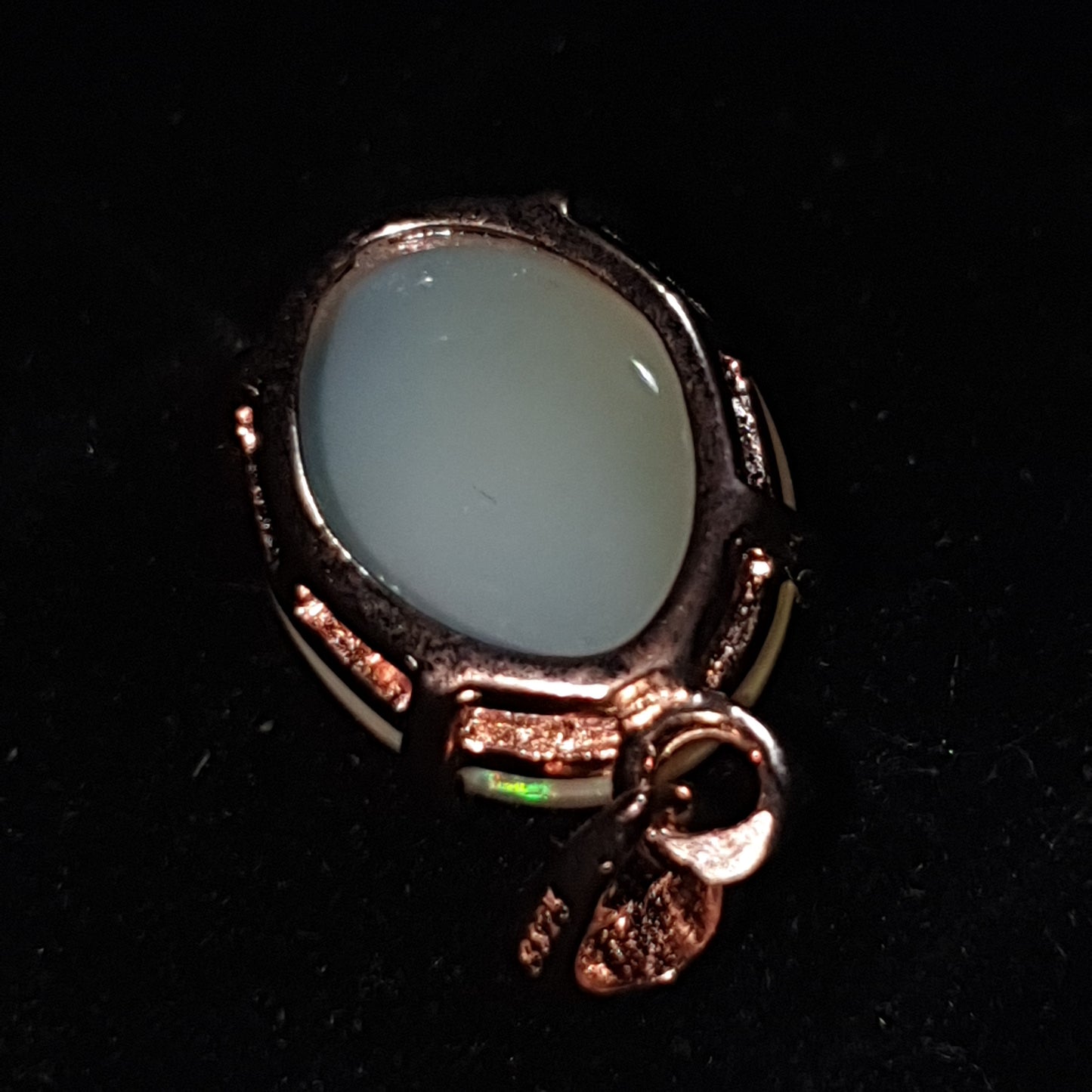 Un pendentif en argent s925 doré or rose 14k et opale cristal welo non traitée de 5.30 carats