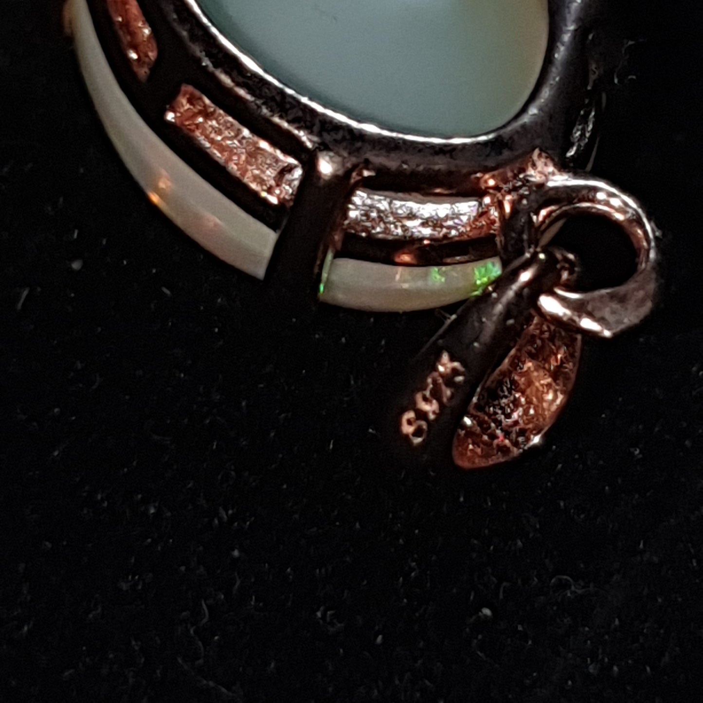 Un pendentif en argent s925 doré or rose 14k et opale cristal welo non traitée de 5.30 carats