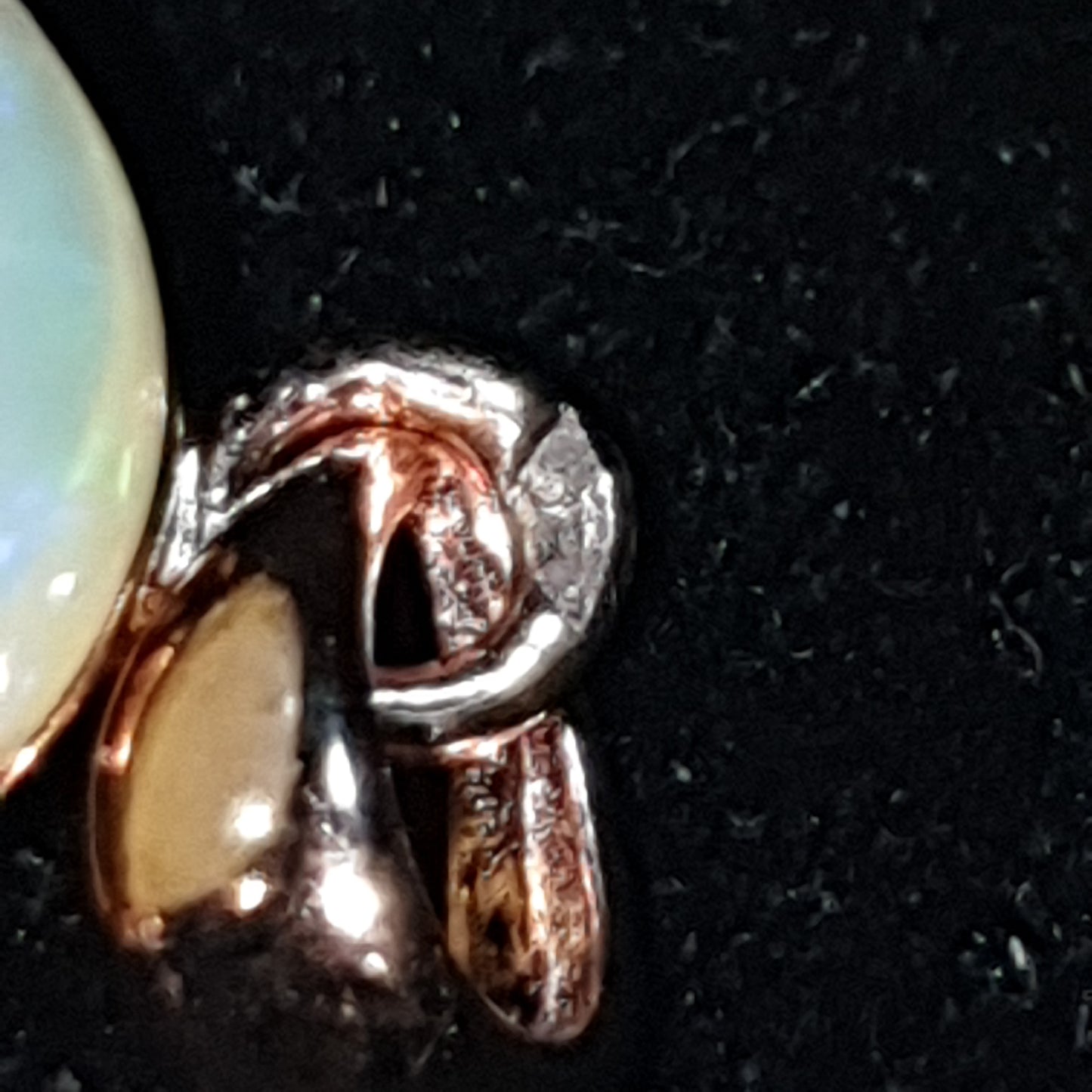 Un pendentif en argent s925 doré or rose 14k et opale cristal welo non traitée de 5.30 carats