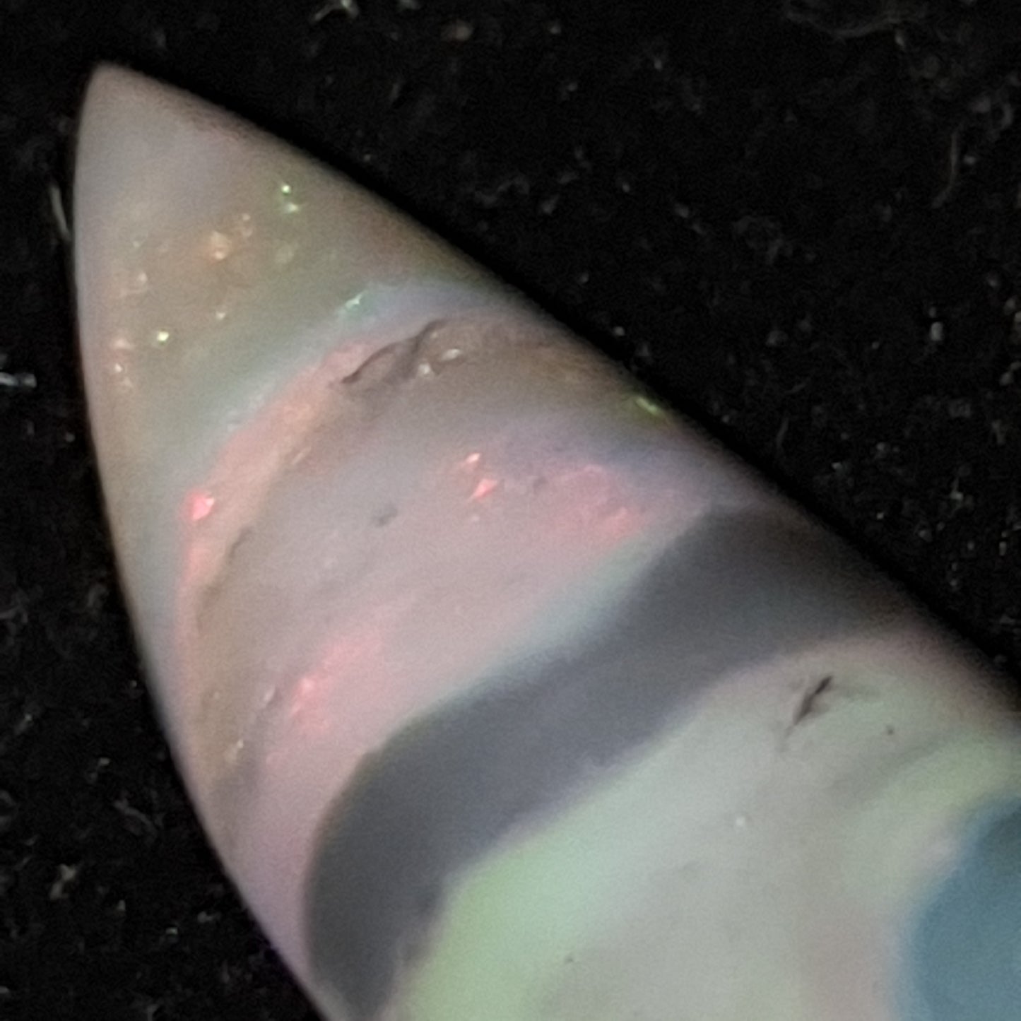 Opale semi noire 6.5 carats mintabie Australie