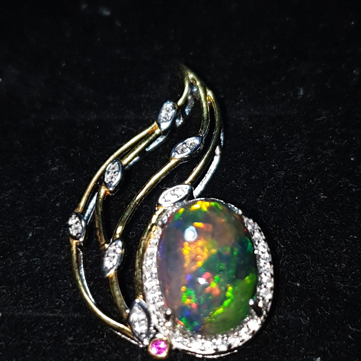 pendentif en argent s925 doré à l'or jaune 14k opale welo noire smoked de 3.4 carats