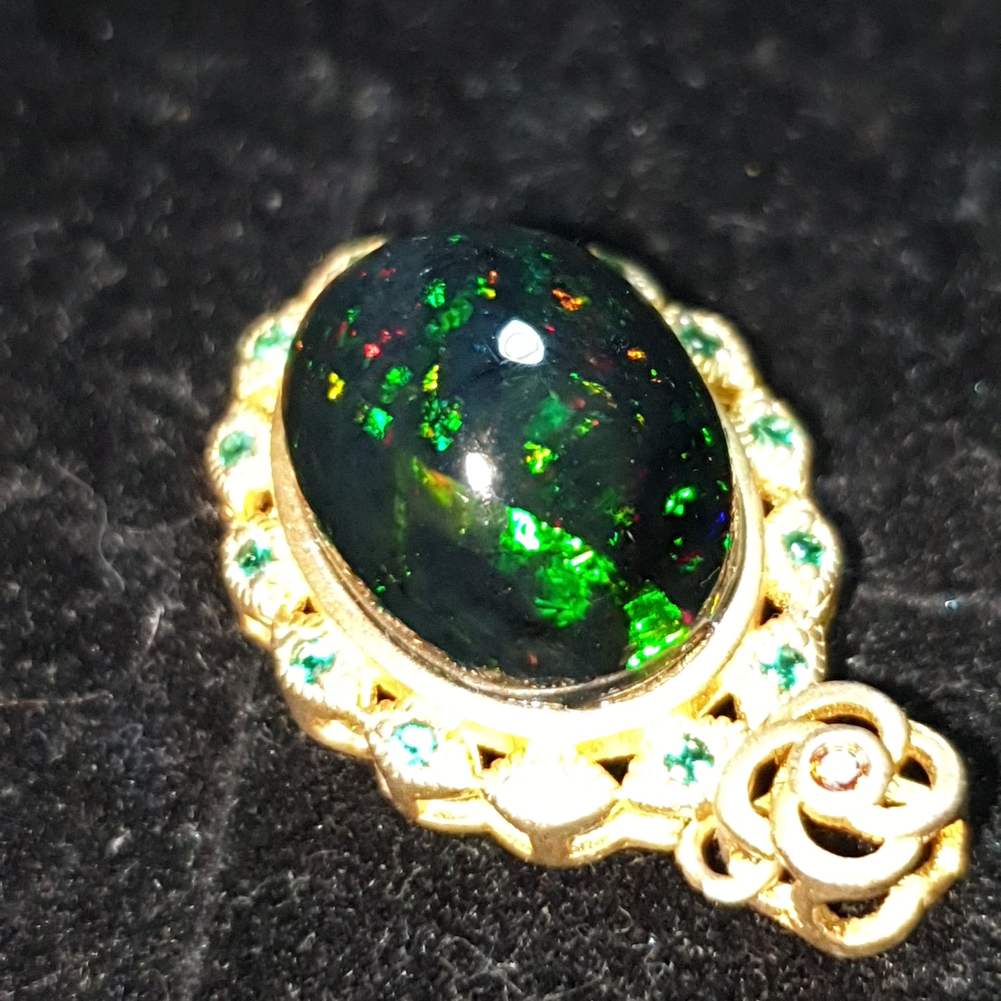 pendentif en argent s925 doré or jaune 14k opale welo noire pinfire 5.25 carats
