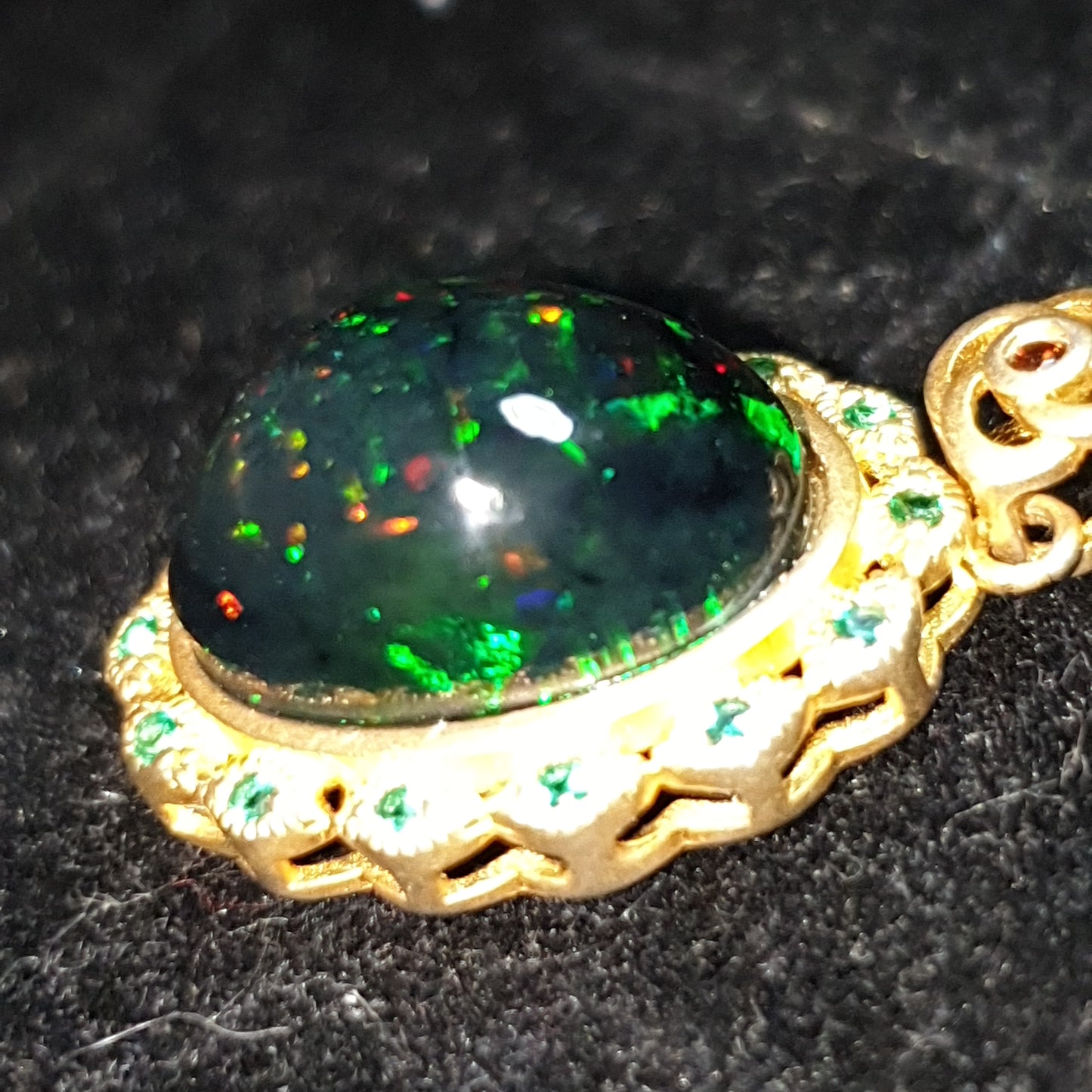 pendentif en argent s925 doré or jaune 14k opale welo noire pinfire 5.25 carats