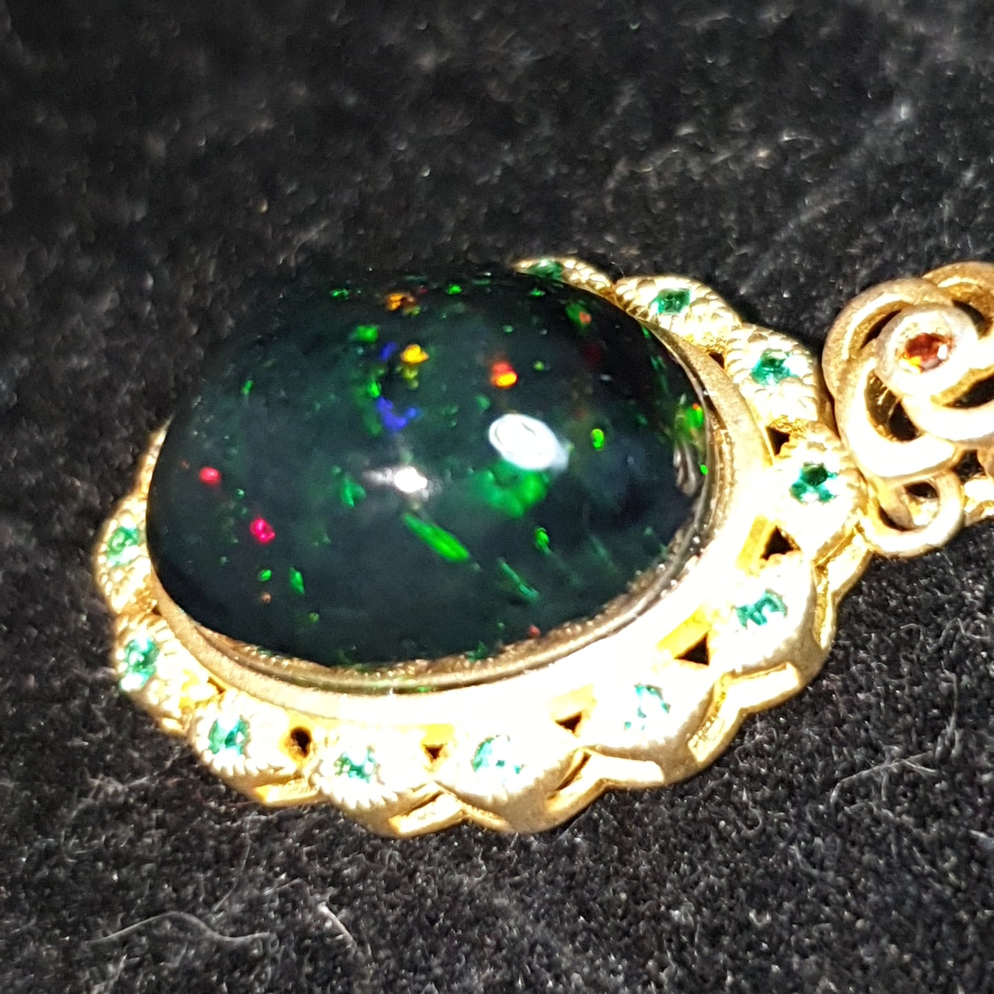pendentif en argent s925 doré or jaune 14k opale welo noire pinfire 5.25 carats