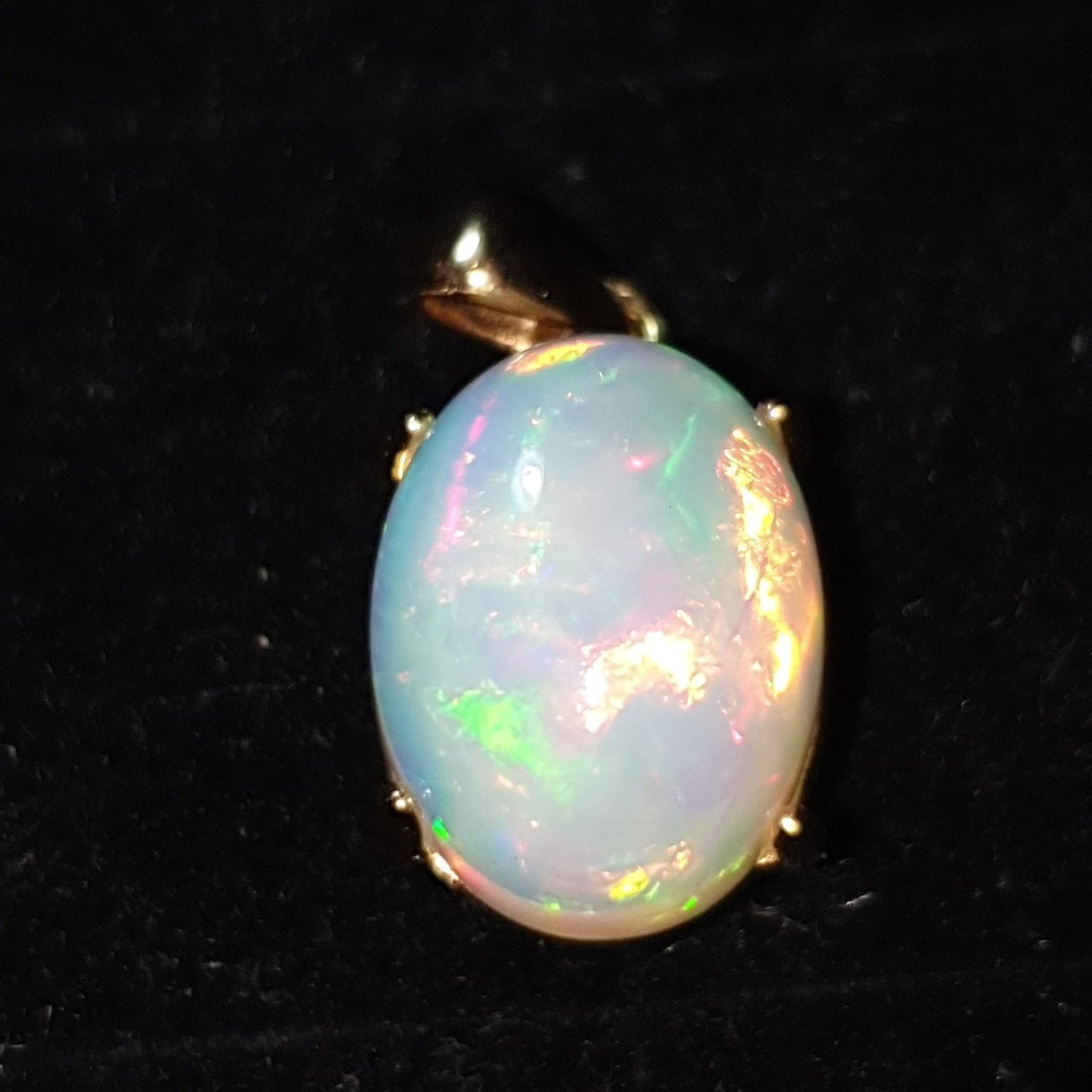 Pendentif en argent s925 doré à l'or jaune 14k opale welo arc en ciel de 6.65 carats