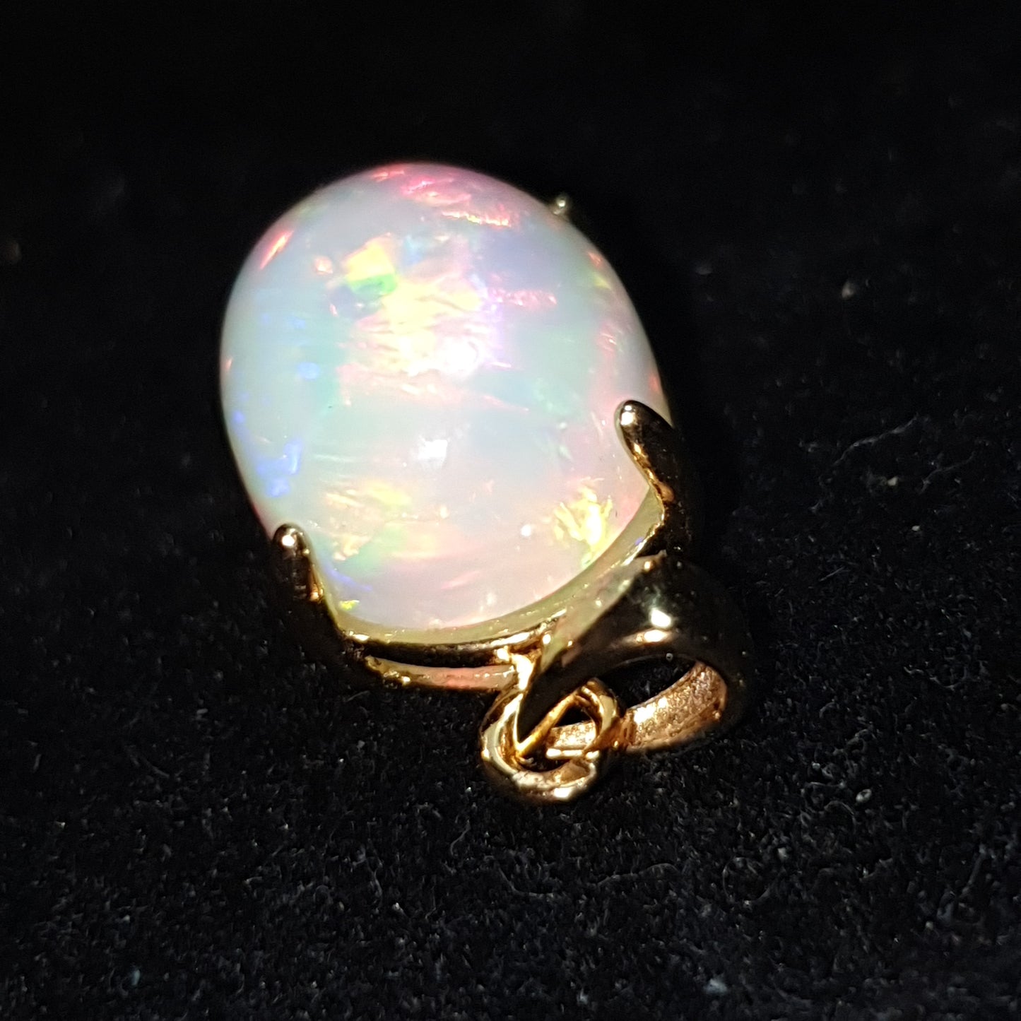 Pendentif en argent s925 doré à l'or jaune 14k opale welo arc en ciel de 6.65 carats