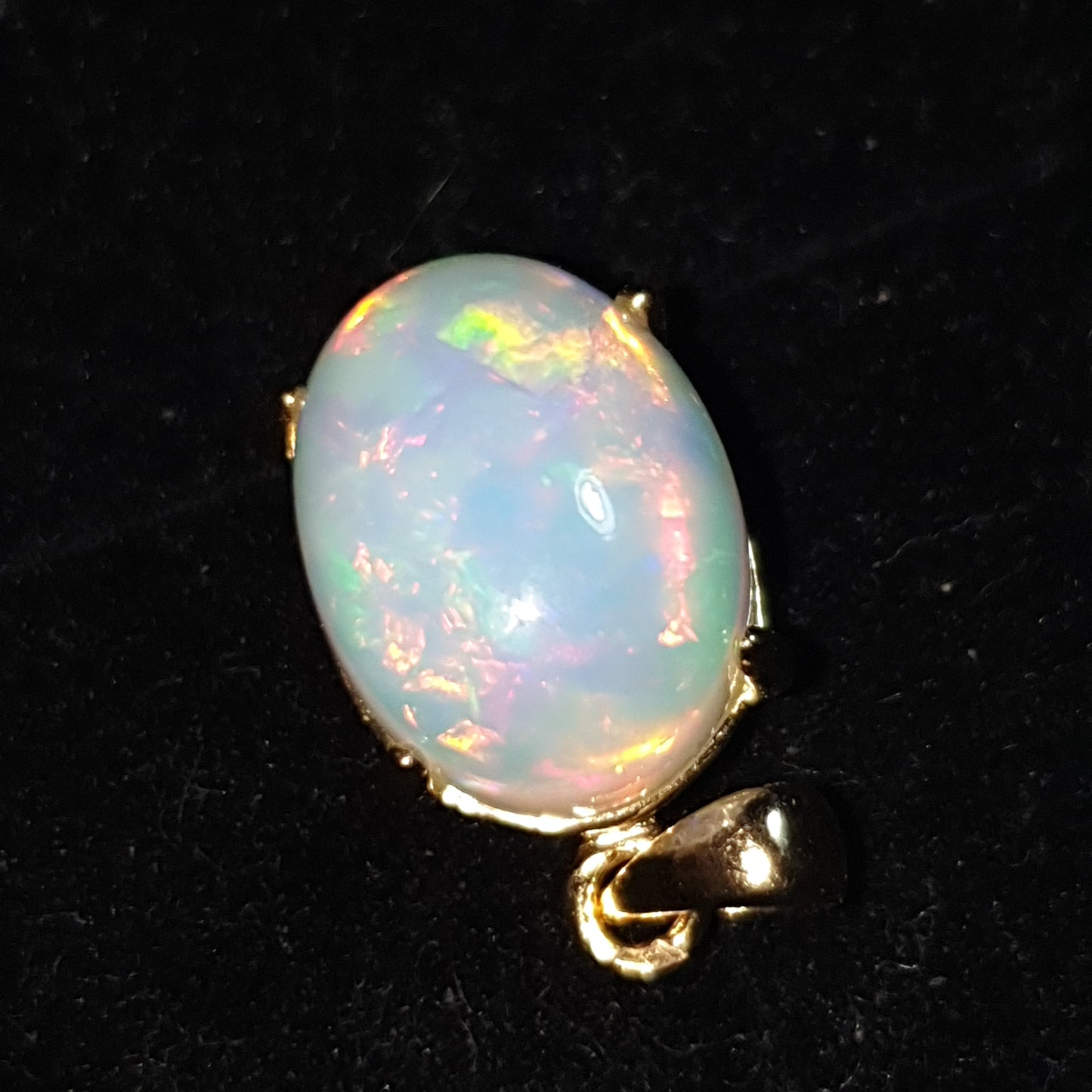 Pendentif en argent s925 doré à l'or jaune 14k opale welo arc en ciel de 6.65 carats