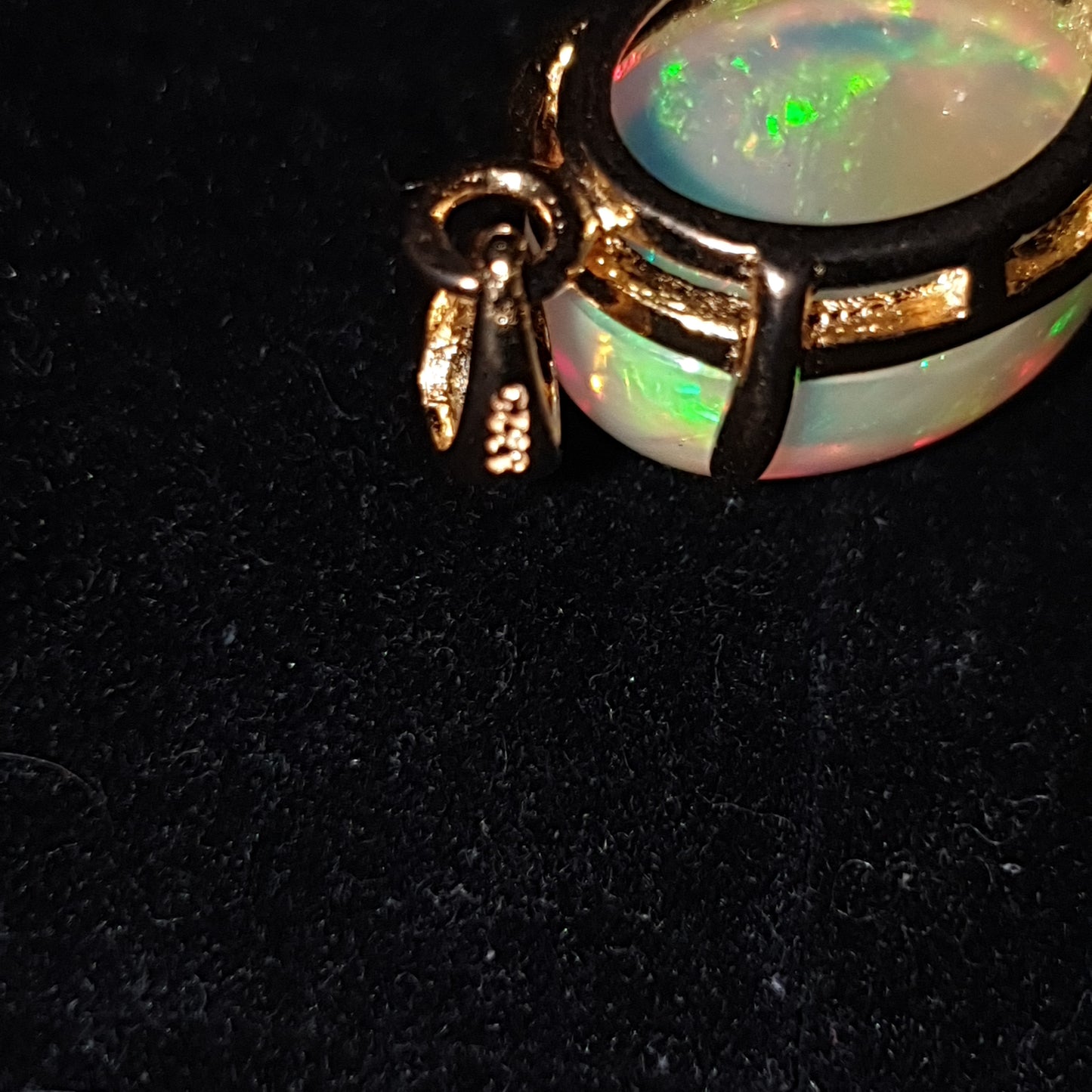 Pendentif en argent s925 doré à l'or jaune 14k opale welo arc en ciel de 6.65 carats