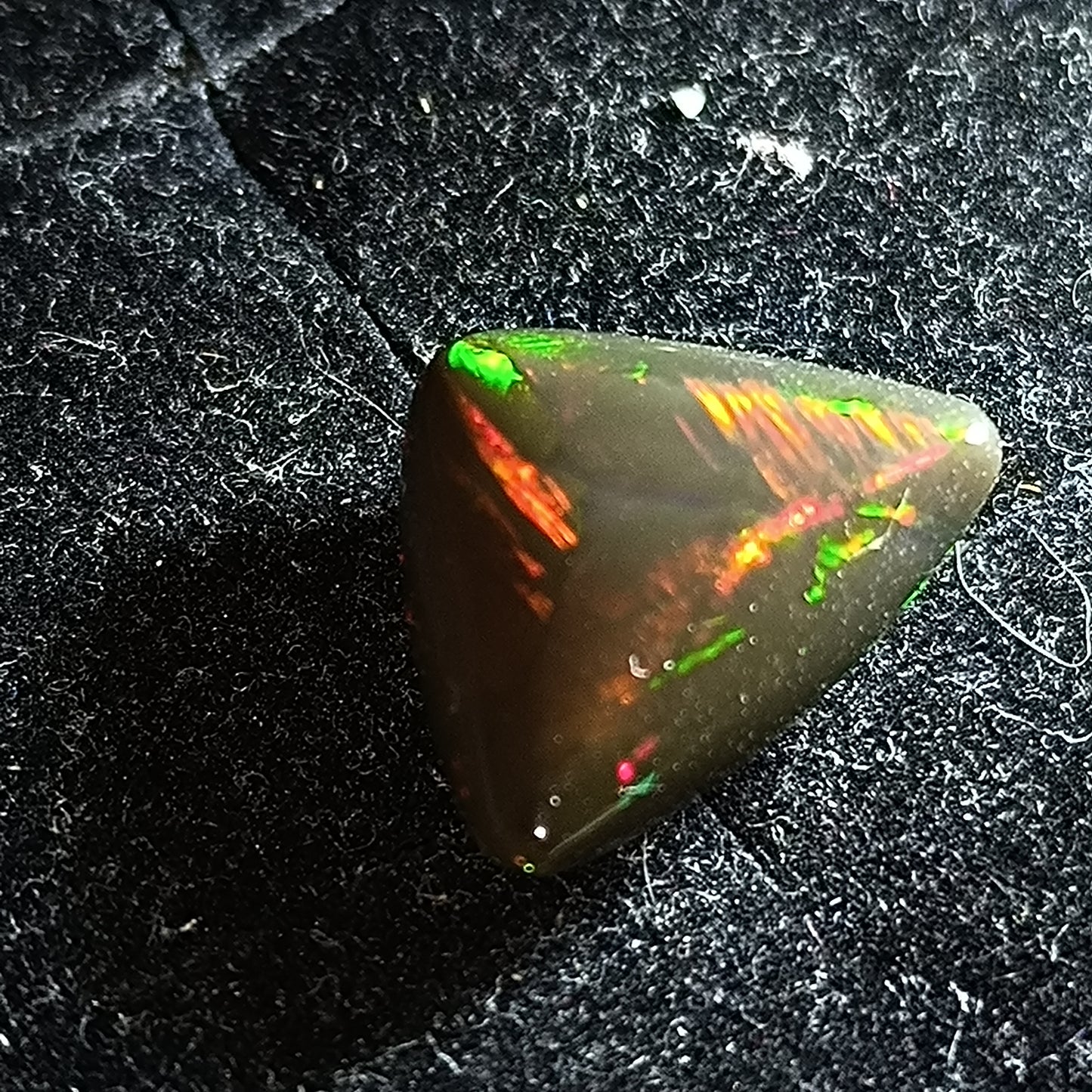Black stayish opal 10 cts