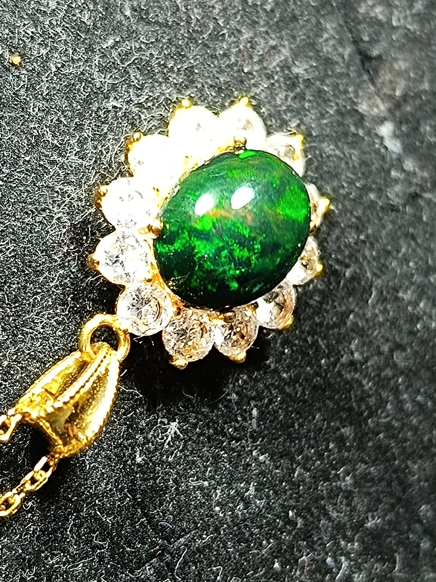 Pendentif or jaune 18k opale welo noire et zirconium