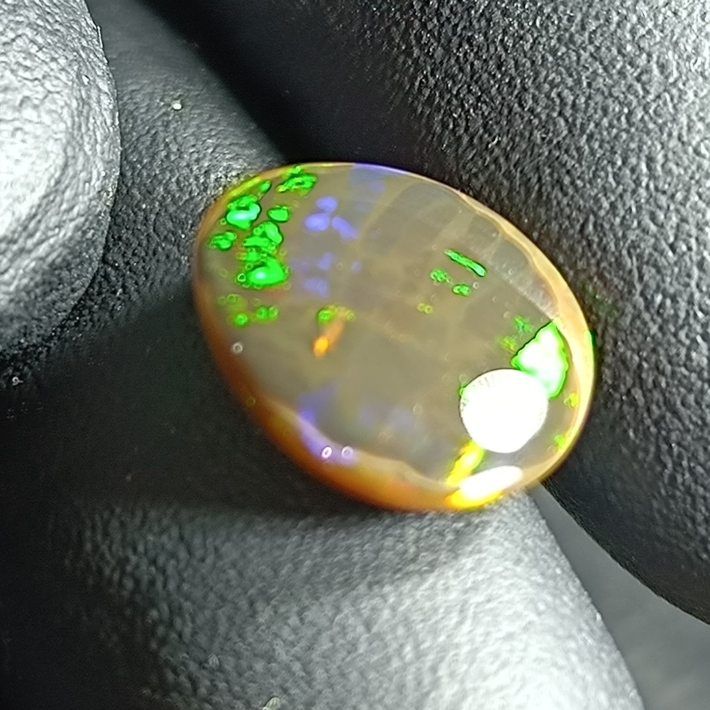 Black stayish opal 4.90 carats