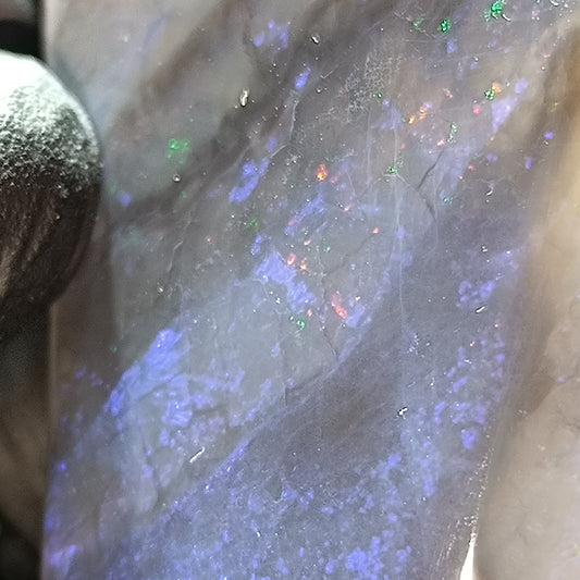 Énorme opale australienne base noire de 139.10 carats
