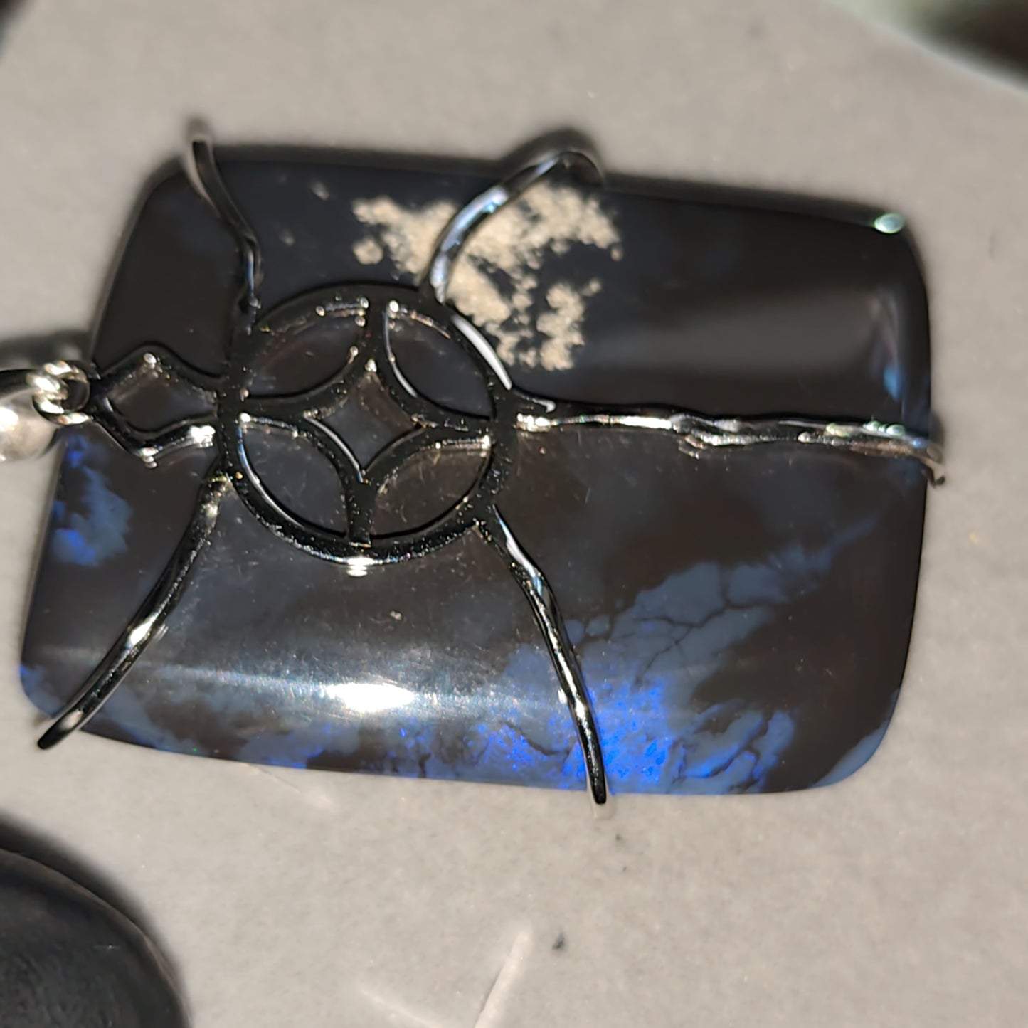 Grand pendentif opale australienne lightning ridge noire de 51 carats