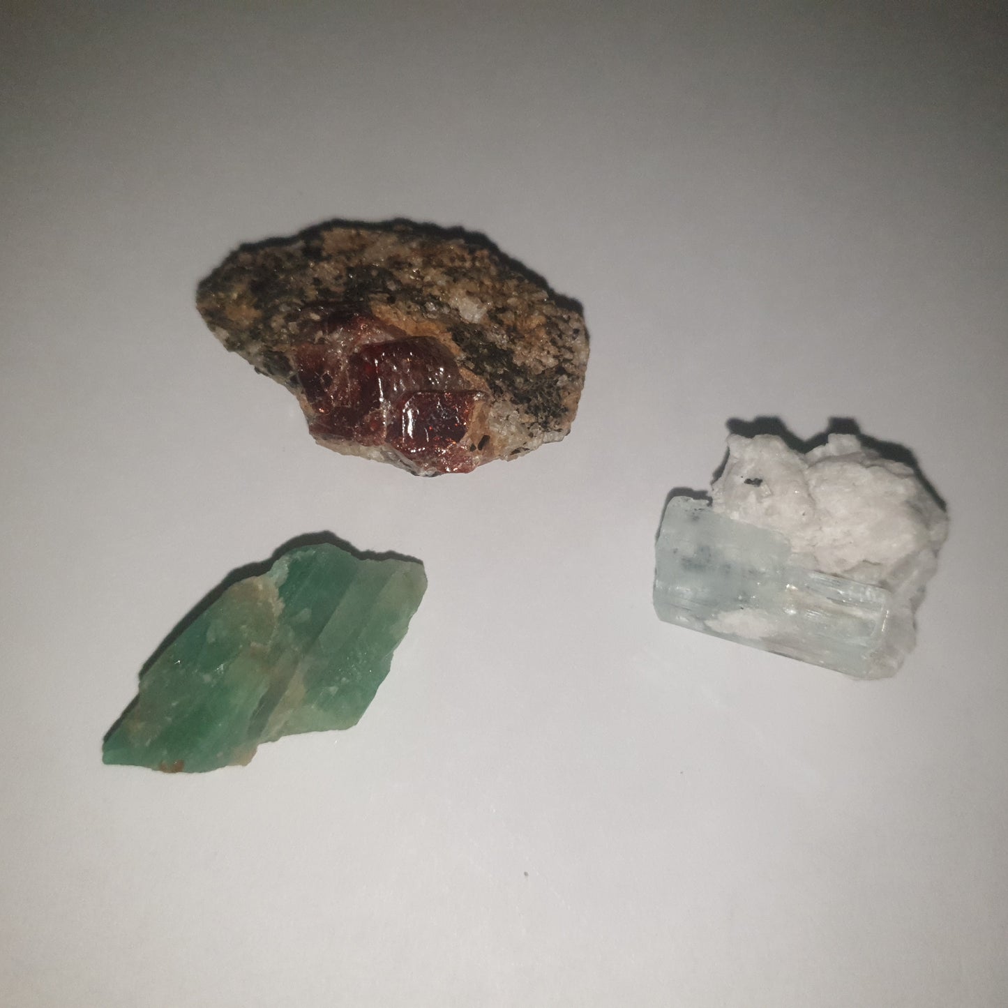 Lot de grandes pierres fines et précieuses, émeraude Panjshir, aigue-marine, zircon cristal rouge