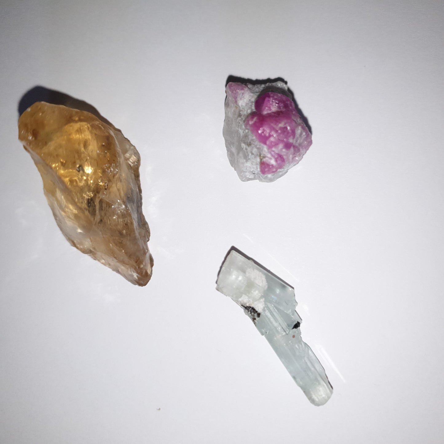 Lot de grandes pierres fines et précieuses, Rubis sur matrice, aigue-marine, Citrine naturelle