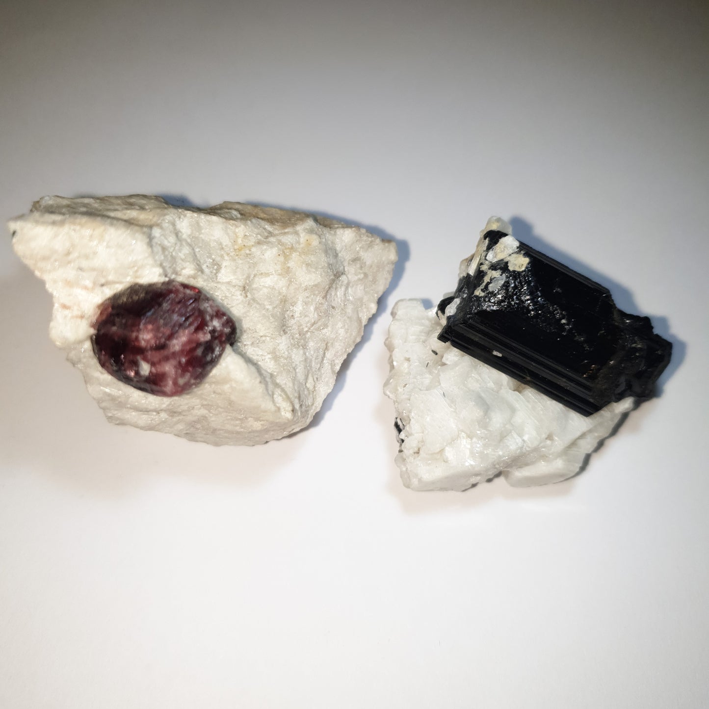 Tourmaline cristal noire sur matrice et Grenat sur matrice