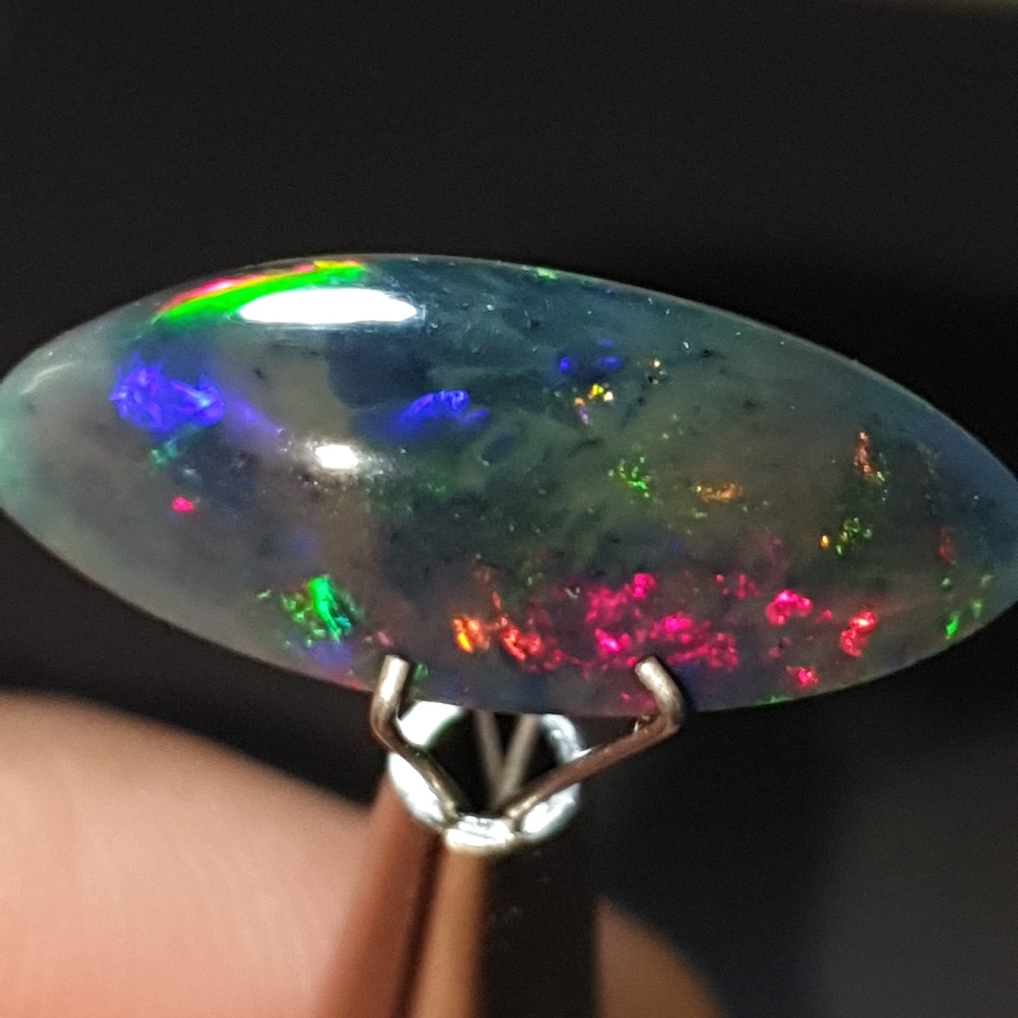 Opale welo noire smoked arc en ciel de 5.45 carats