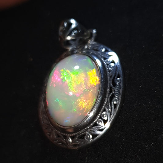 S925 silver pendant with a 5.05 carat untreated rainbow welo opal