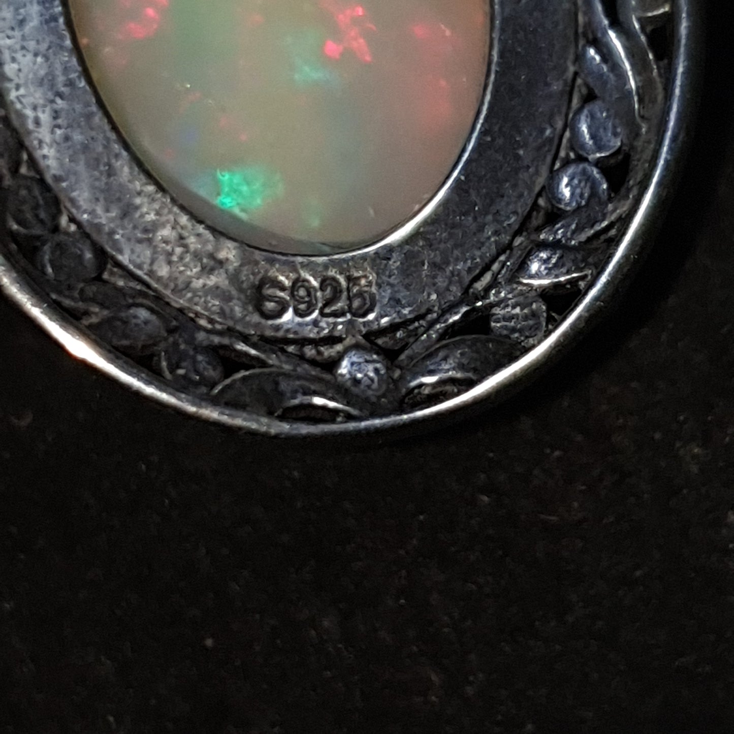 Pendentif en argent s925 avec une opale welo arc en ciel non traitée de 5.05 carats