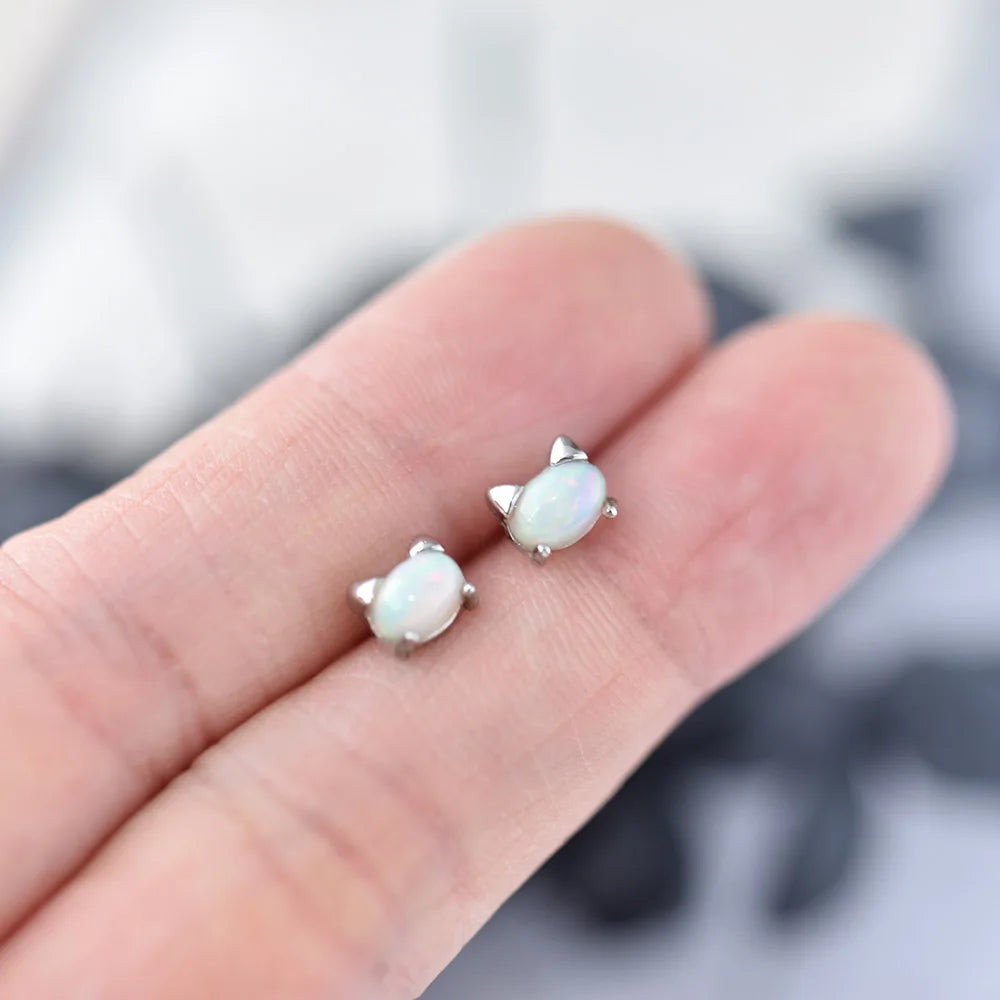 Boucles d'oreilles en opale welo naturelle et tige en argent sterling S925 – Adorables clous d'oreilles en forme de chat – Bijou délicat et simple pour femme – Joli cadeau