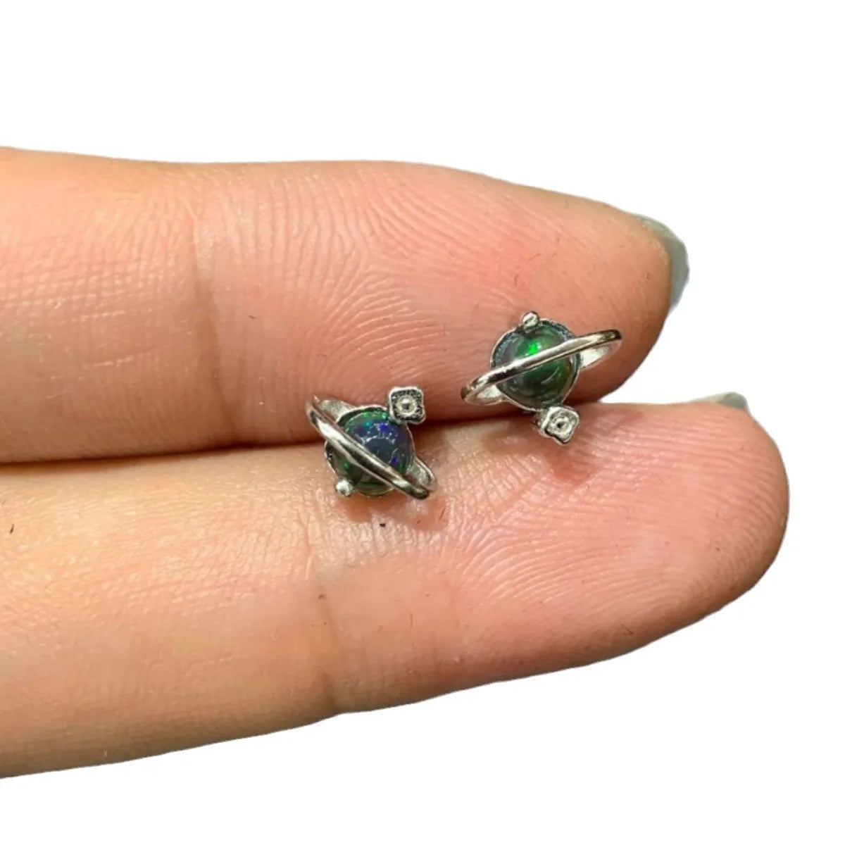 Boucles d'oreilles Planète Terre » en opale – Puces d'oreilles avec cabochon en opale véritable – Design galaxie féerique – Bijou spatial unique et scintillant pour femme