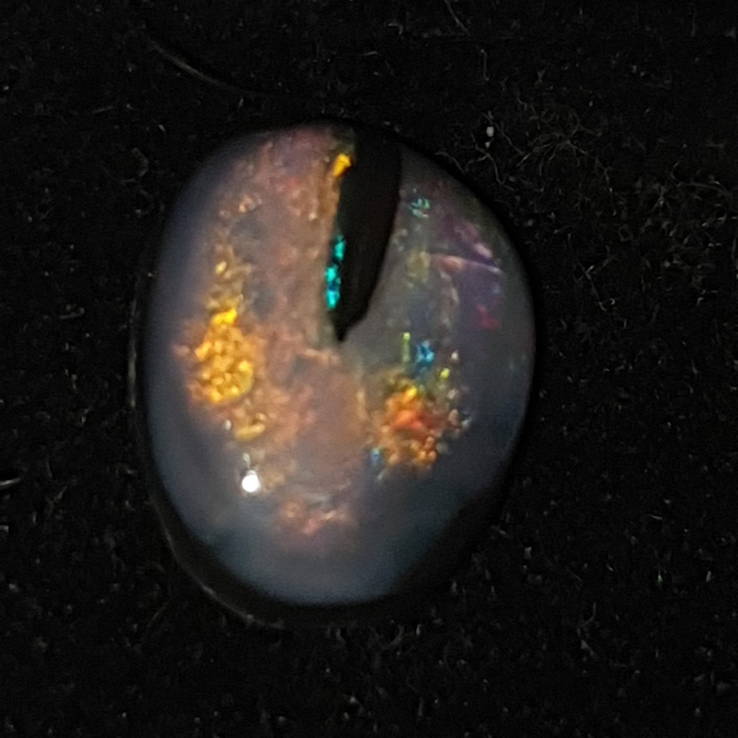 Opale australienne dark base 2 carats œil de chat