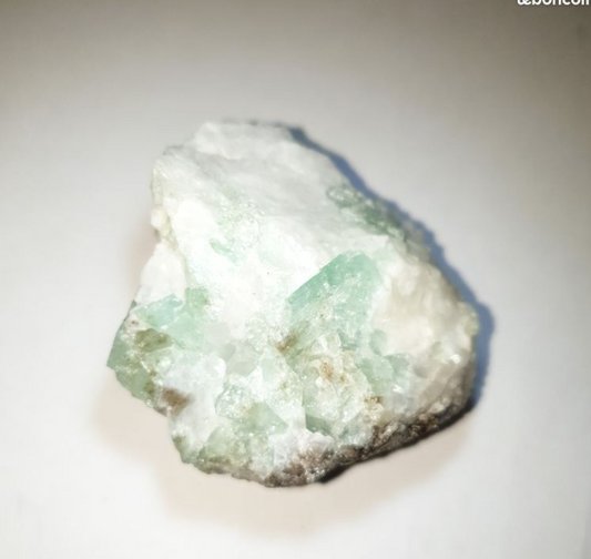 Gros spécimen d'émeraude de Chitral sur matrice de 616.75 carats