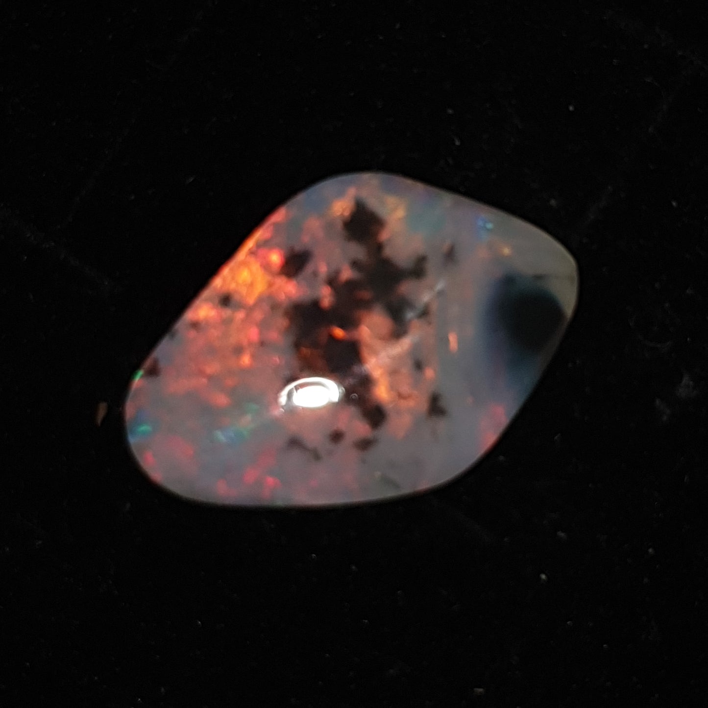 Opale noire de mintabie 7.45 carats grande dimension