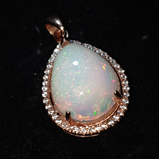 Pendentif en argent s925 doré á l'or rose 14k une opale welo galaxie pinfire de 5.15 carats