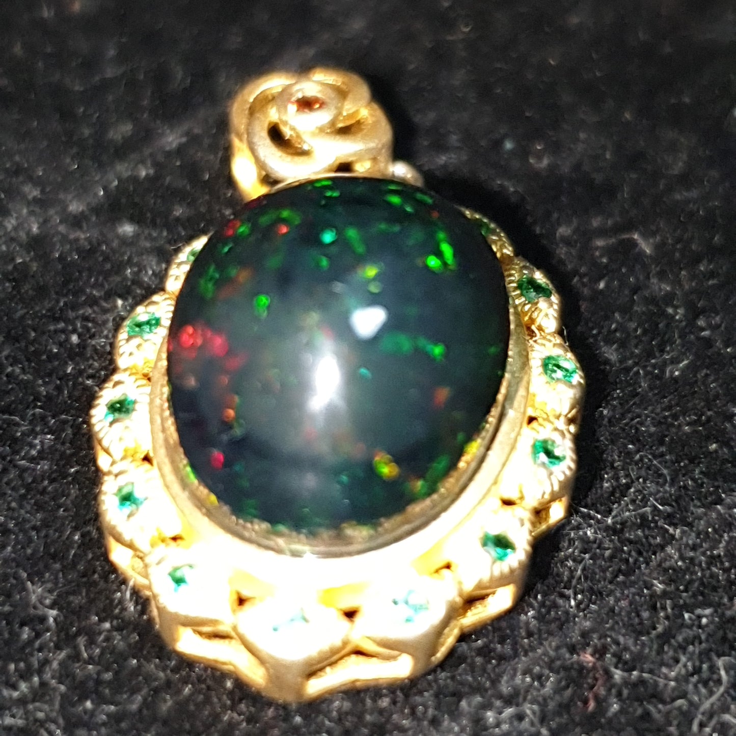 pendentif en argent s925 doré or jaune 14k opale welo noire pinfire  5.25 carats