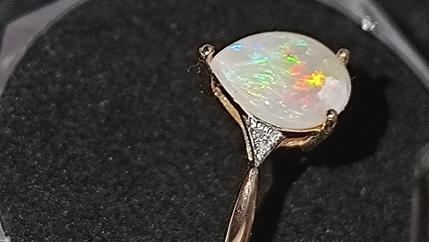 Bague or 14k/AU585 diamants et opale australienne blanche