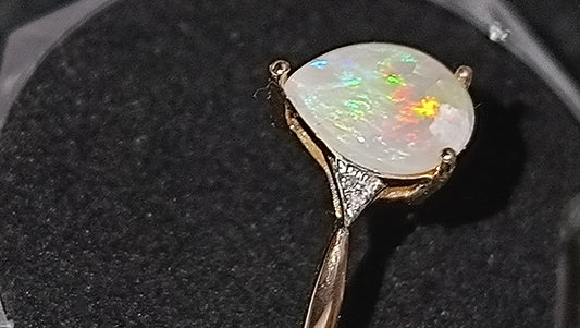 Bague or 14k/AU585 diamants et opale australienne blanche