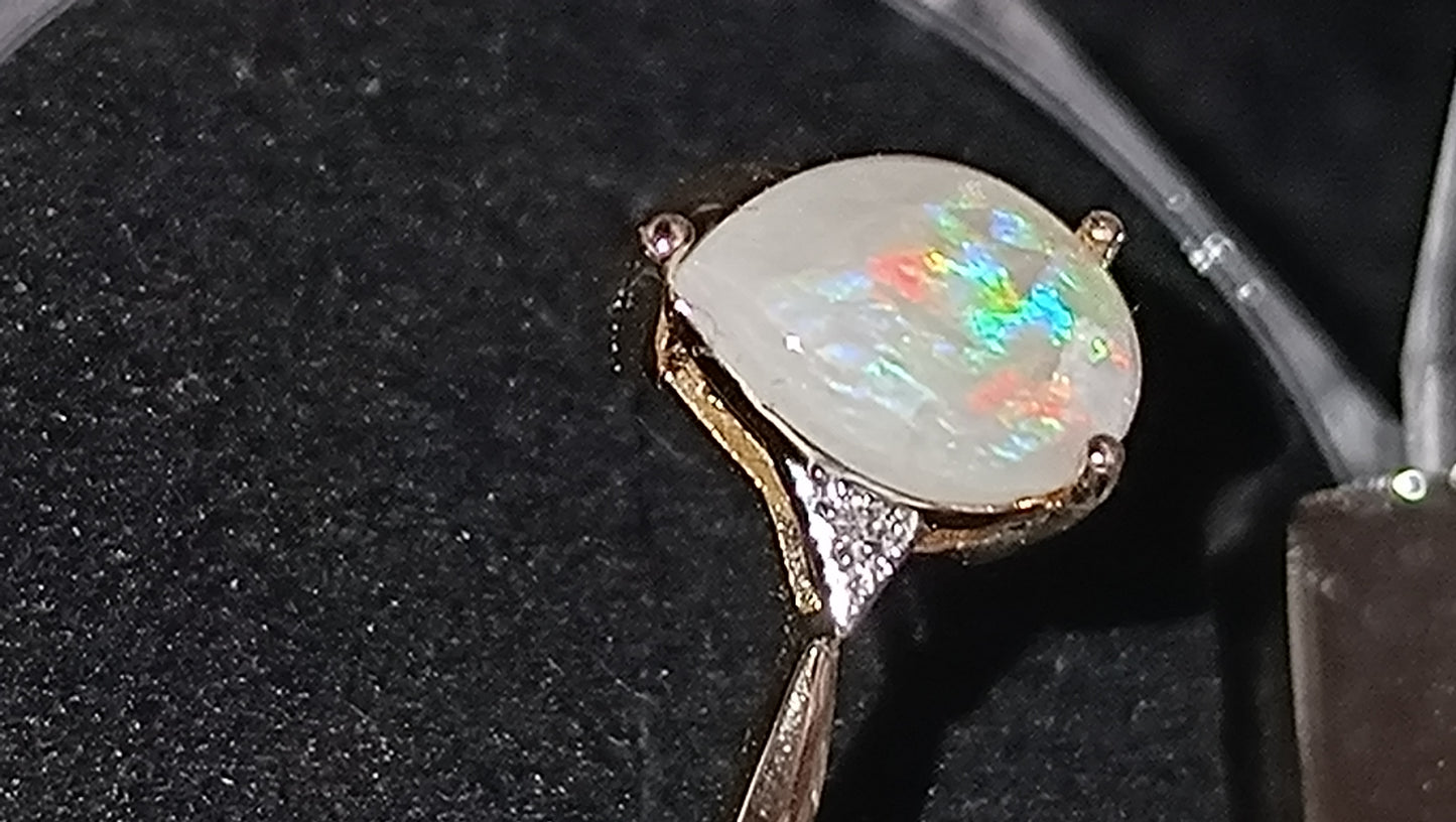 Bague or 14k/AU585 diamants et opale australienne blanche