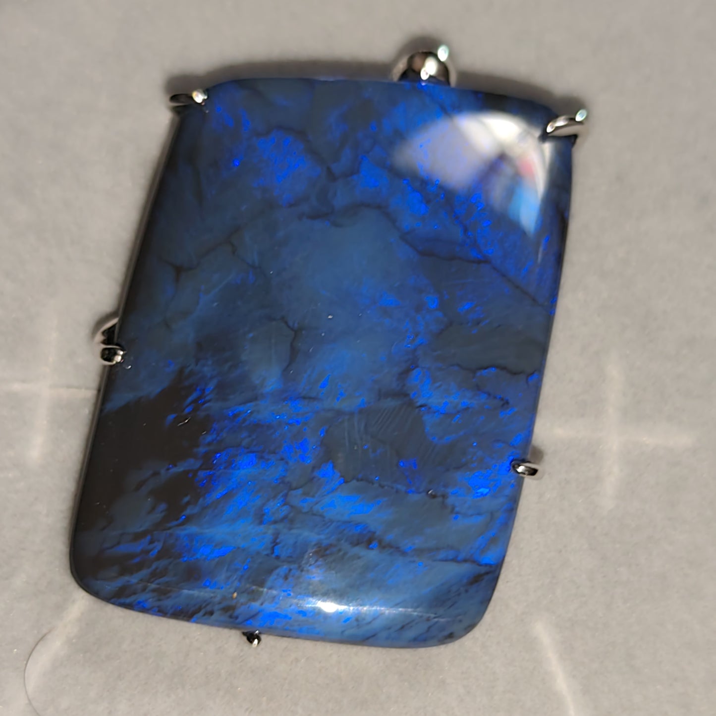 Grand pendentif opale australienne lightning ridge noire de 51 carats