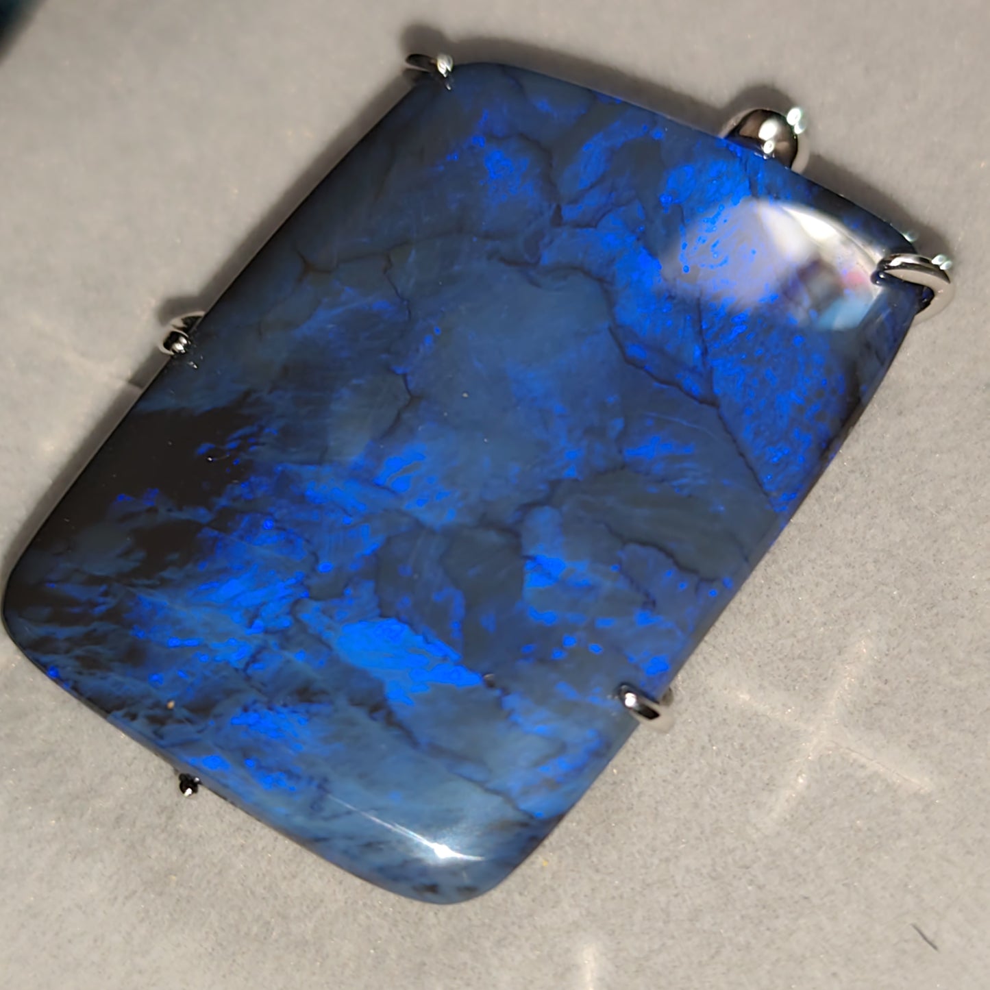 Grand pendentif opale australienne lightning ridge noire de 51 carats